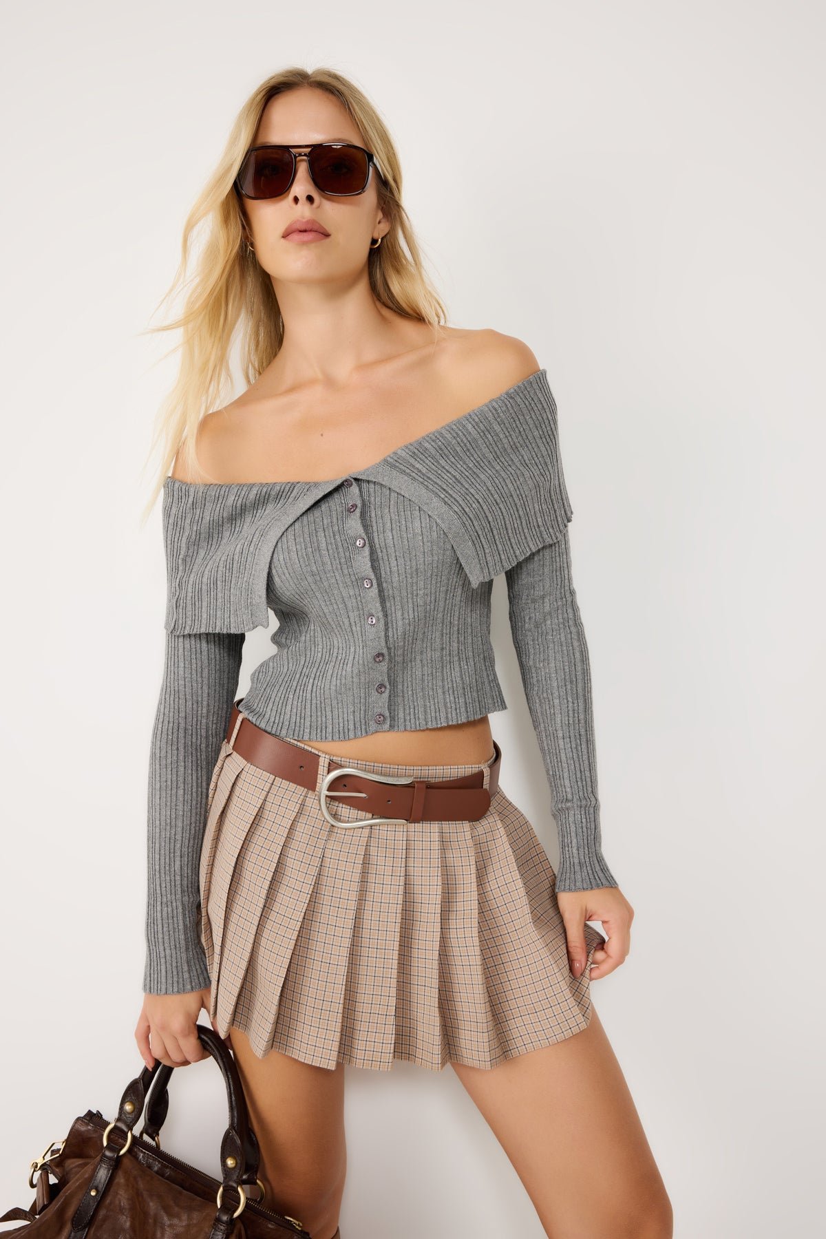 Offener Schulterknopf-Detail-Stricktop