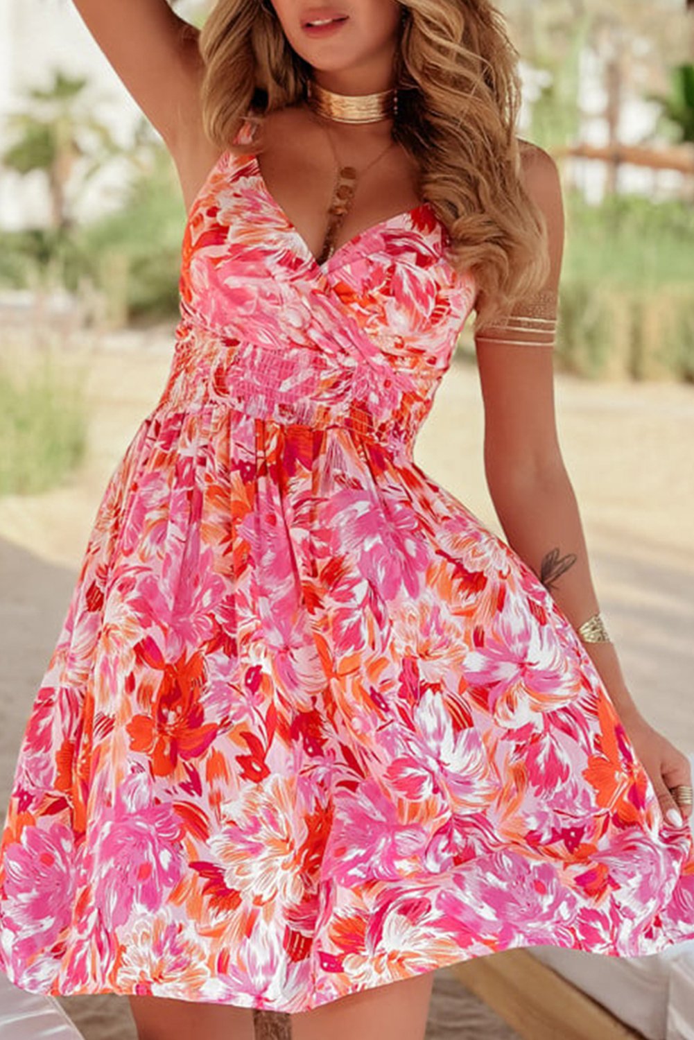 Thumbnail - Rotes Blumendesign Spaghettiträger Surplice-Ausschnitt Raffung Taille Mini-Kleid