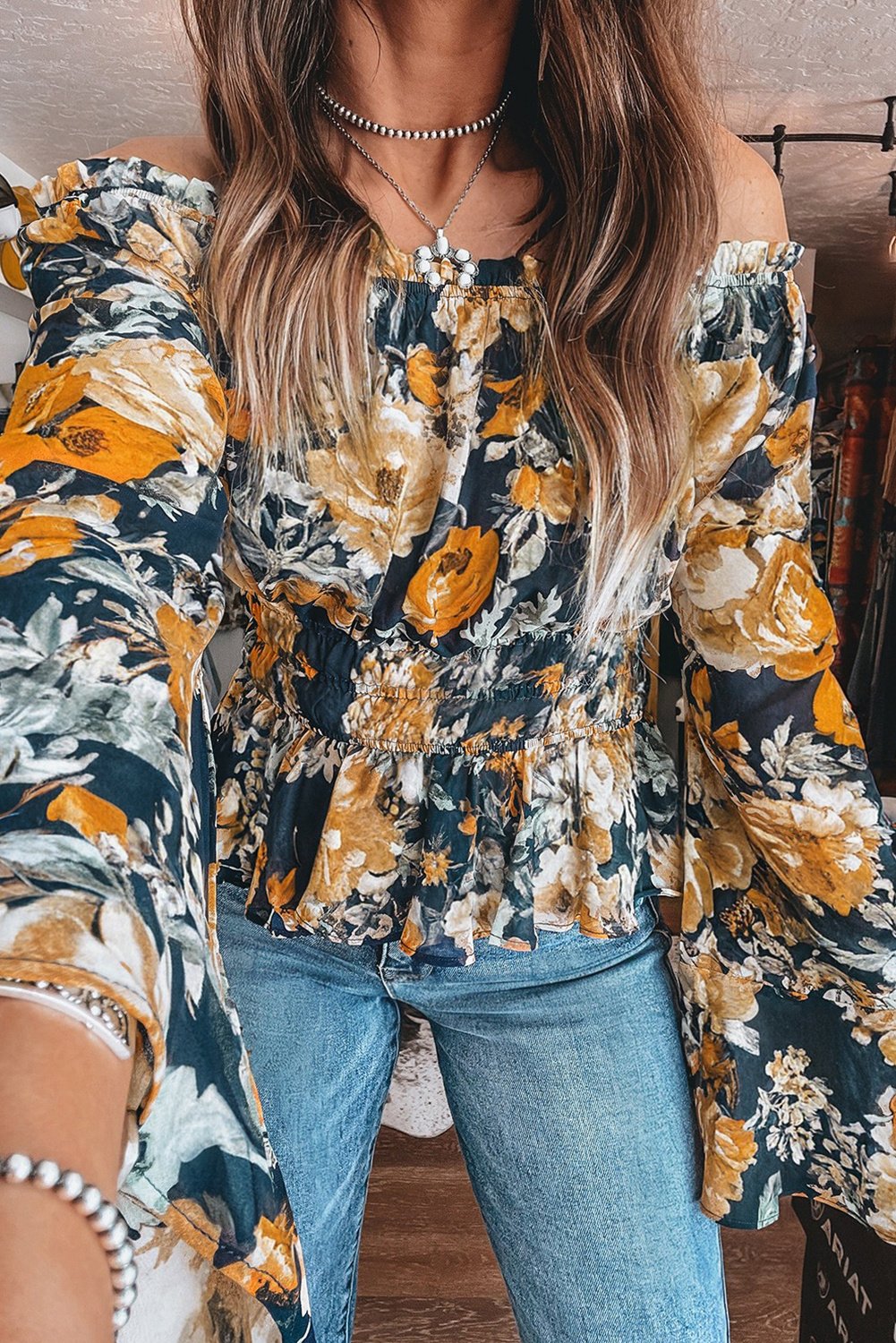 Blumiges Off-Shoulder Langarmoberteil