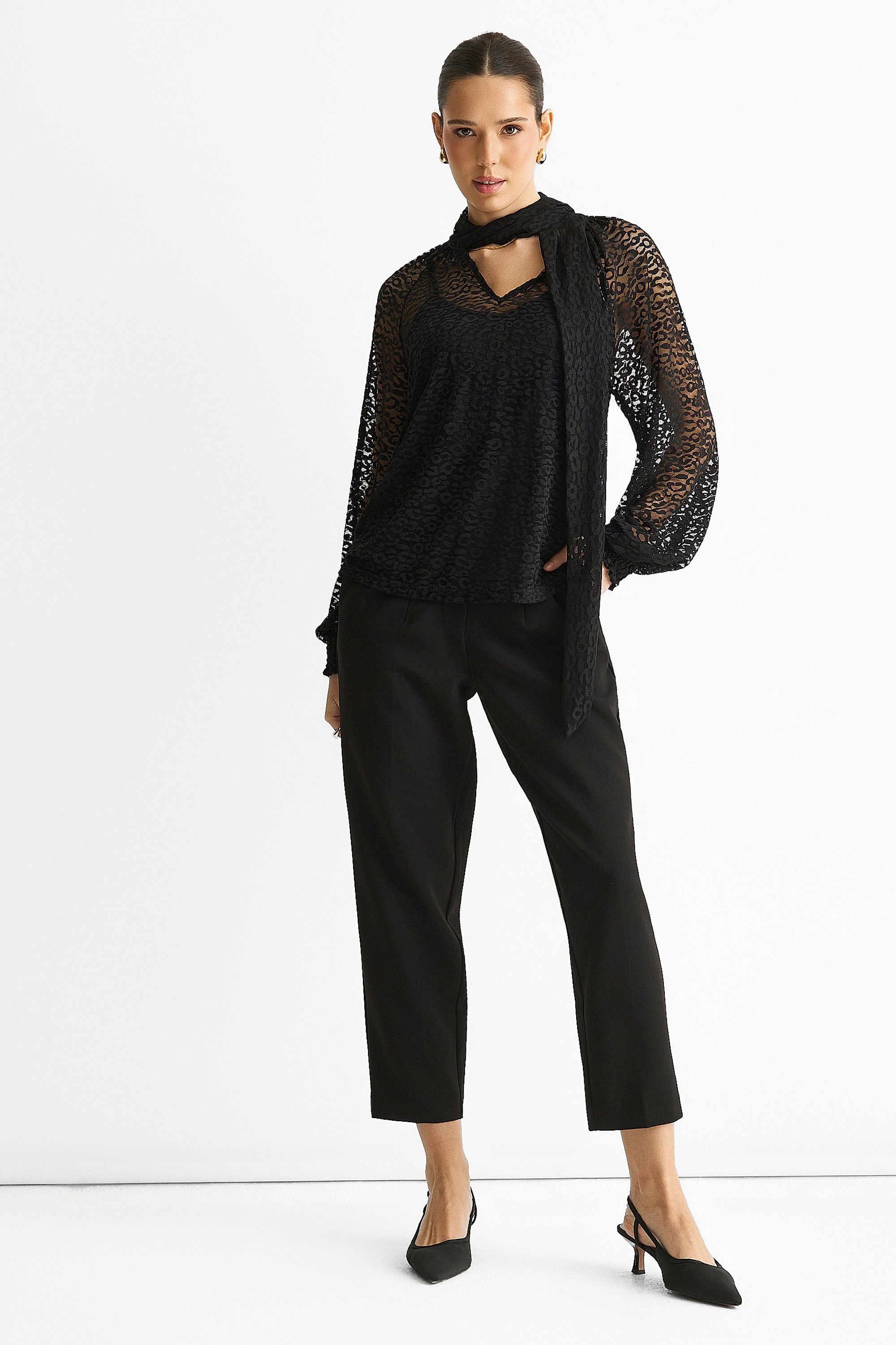 Schwarze Bluse mit Tiermotiv und Spitzenkragen