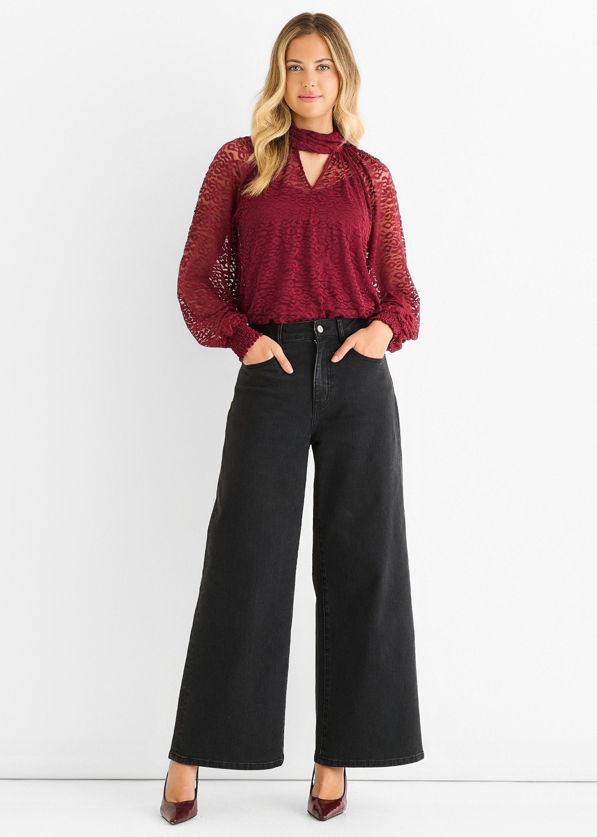 Burgunderrote Bluse mit Tiermuster und Spitzenkragen