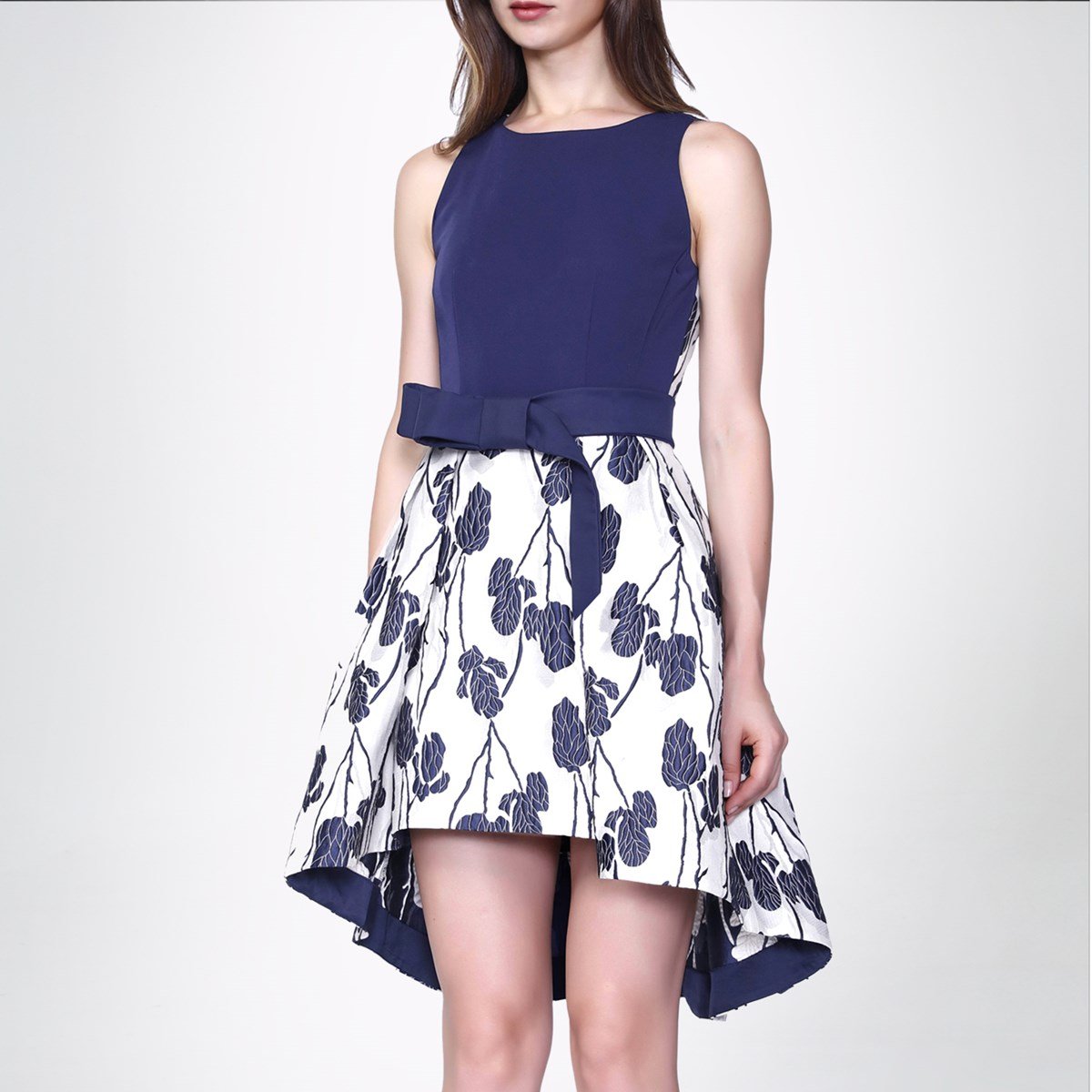 Skaterkleid aus Blumenjacquard mit zusätzlichem Gürtel