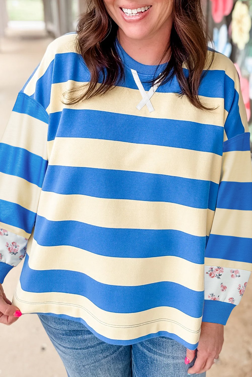 Gestreifter Sweatshirt mit blumigen Bündchen