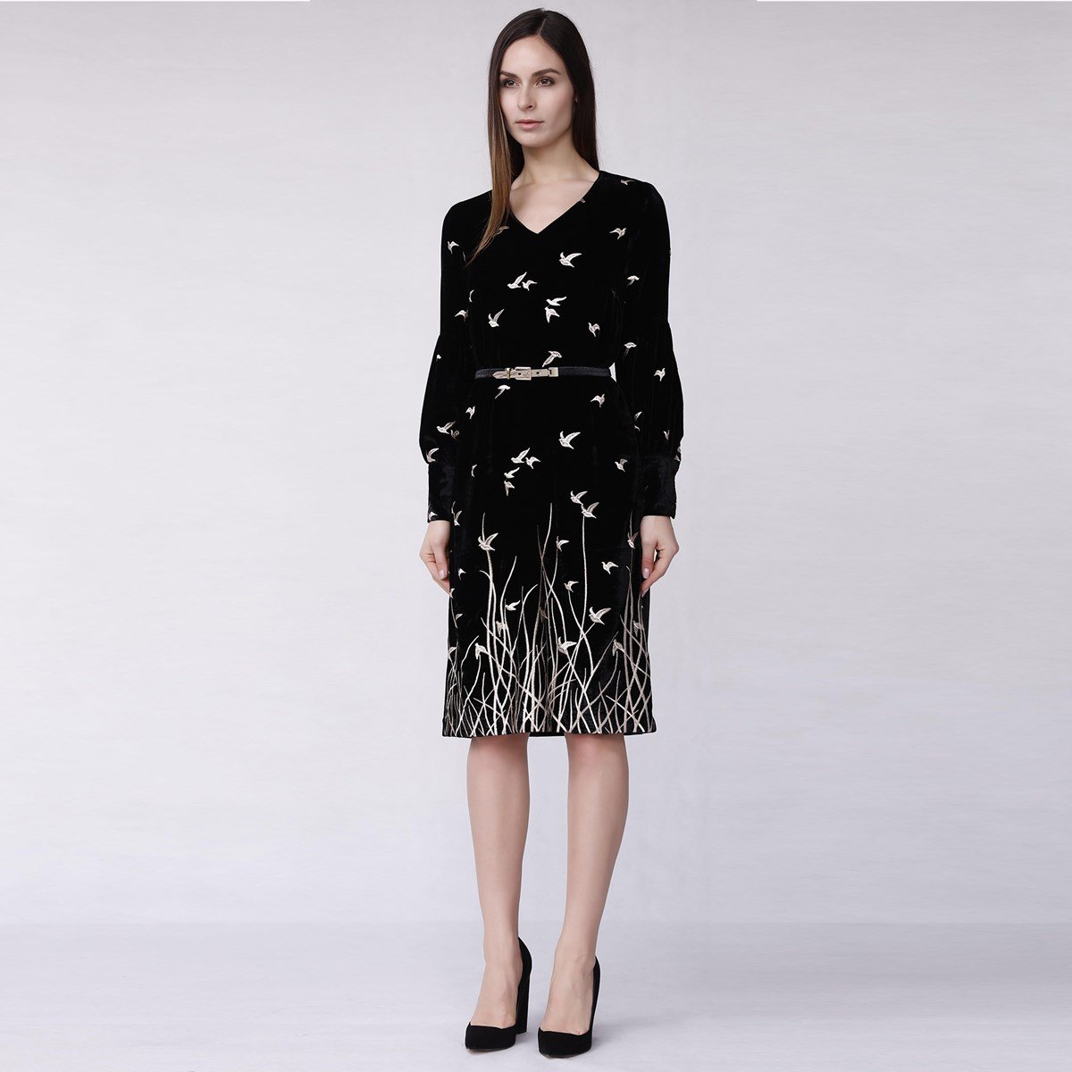 Goldenes besticktes Samtkleid