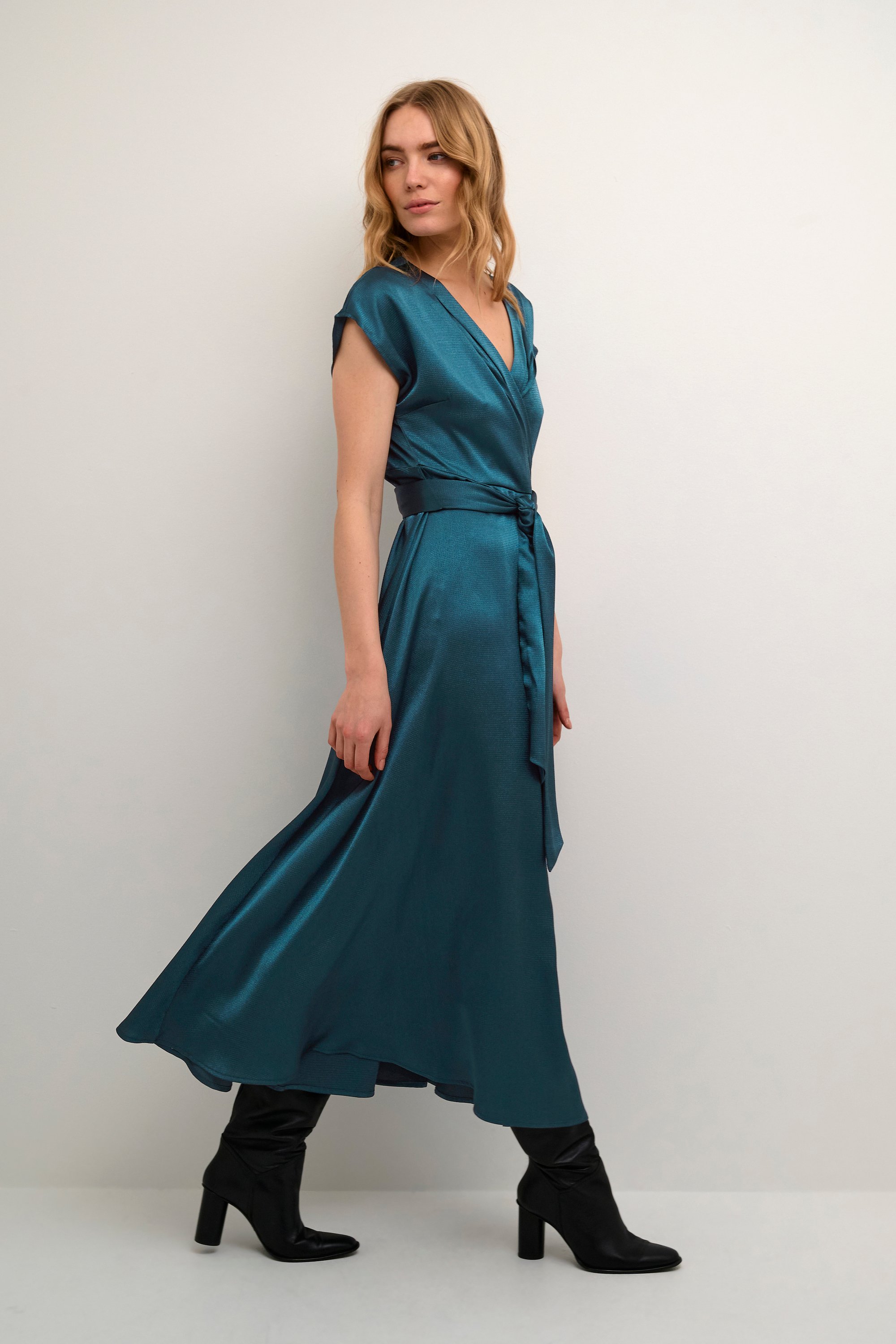 Kleid mit femininer Silhouette blue