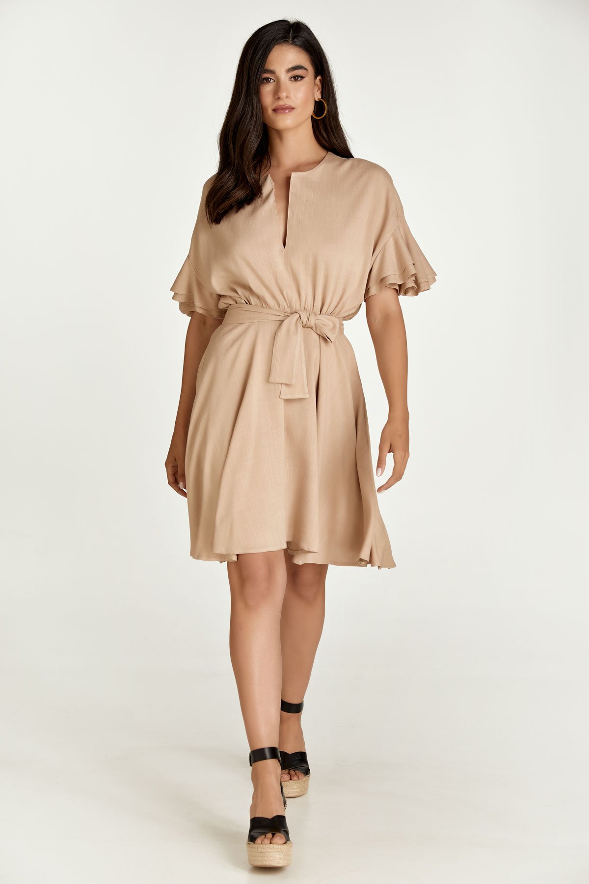 Beigefarbenes Kleid mit gerüschten Ärmeln