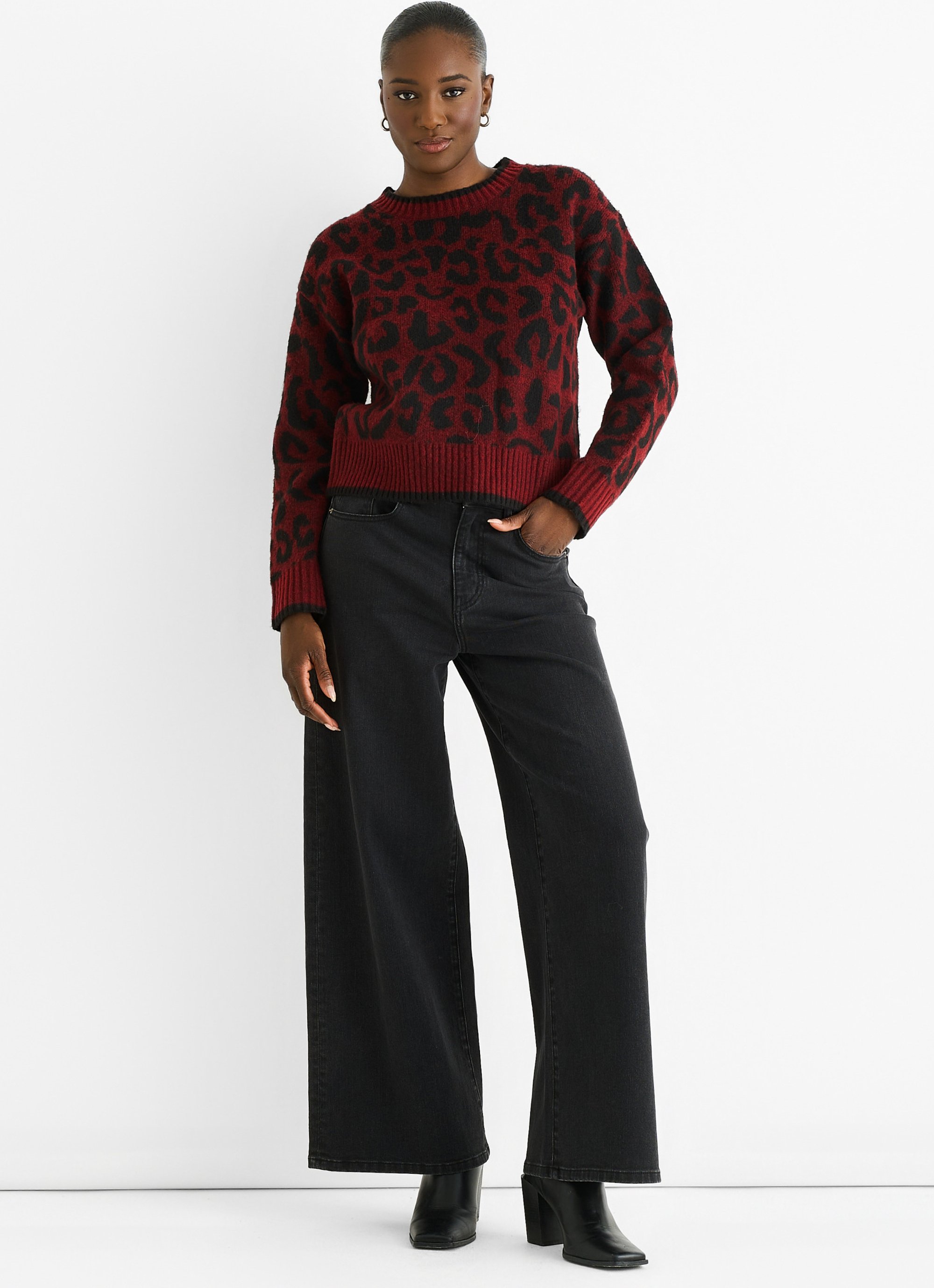 Burgunderfarbener Strickpullover mit Kontrastpaspelierung und Tiermotiv