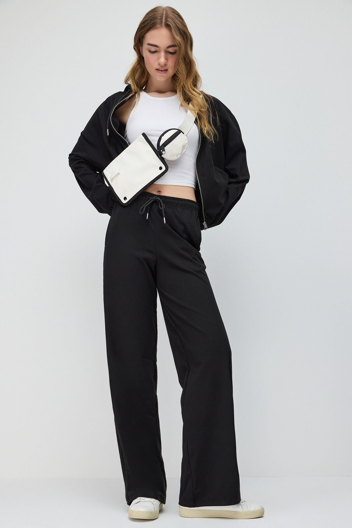 Schwarze Weite Schweißhose