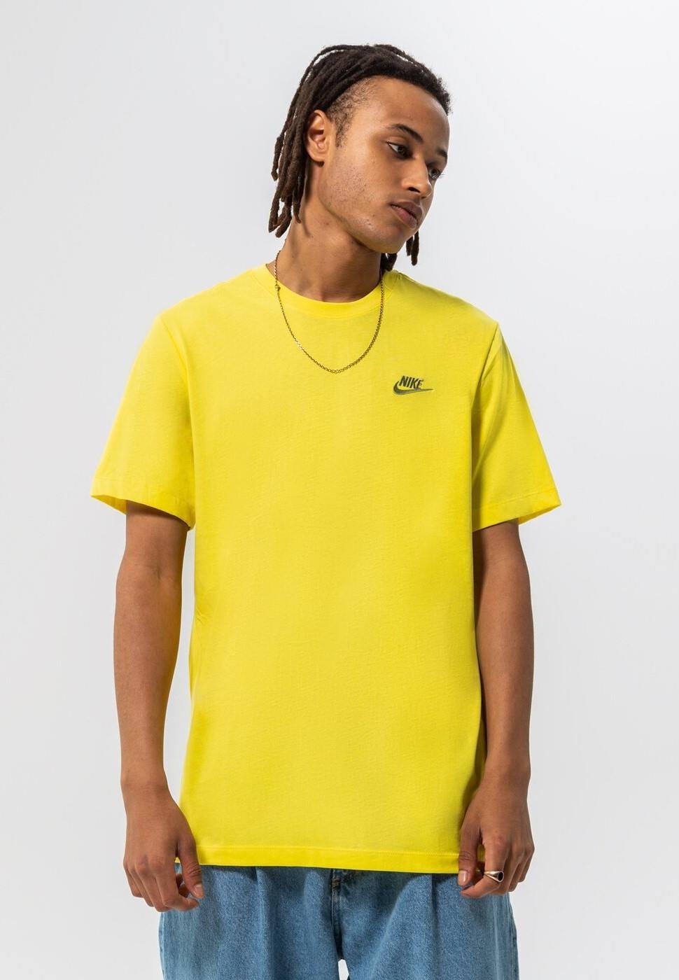 Nike Sportswear Club Herren-T-Shirt in Gelb