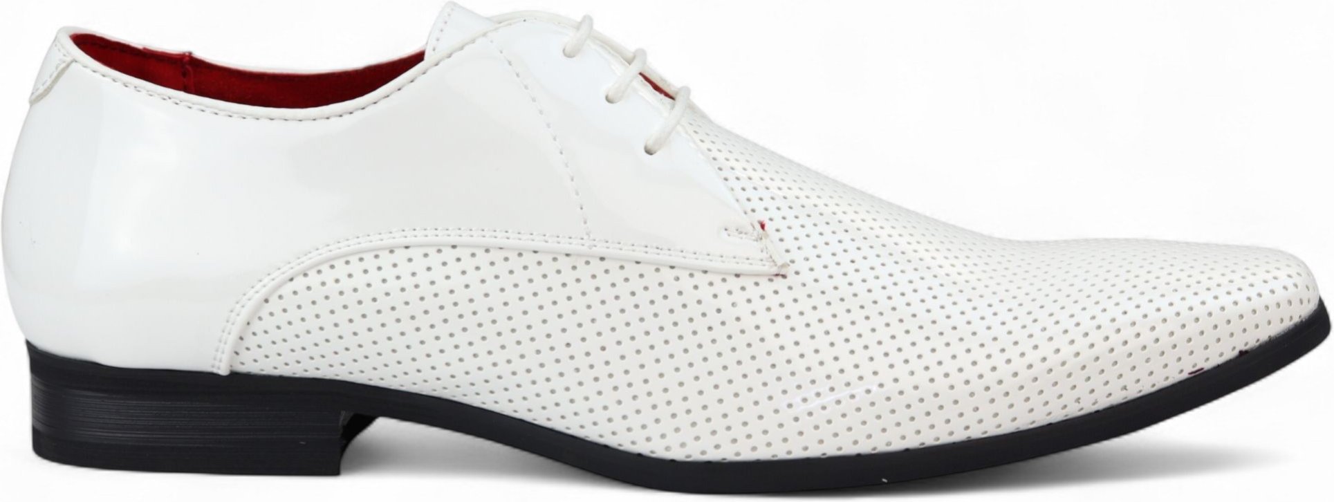 Weiße formelle Herrenschuhe mit spitzer Spitze und perforiertem Schnürschuh