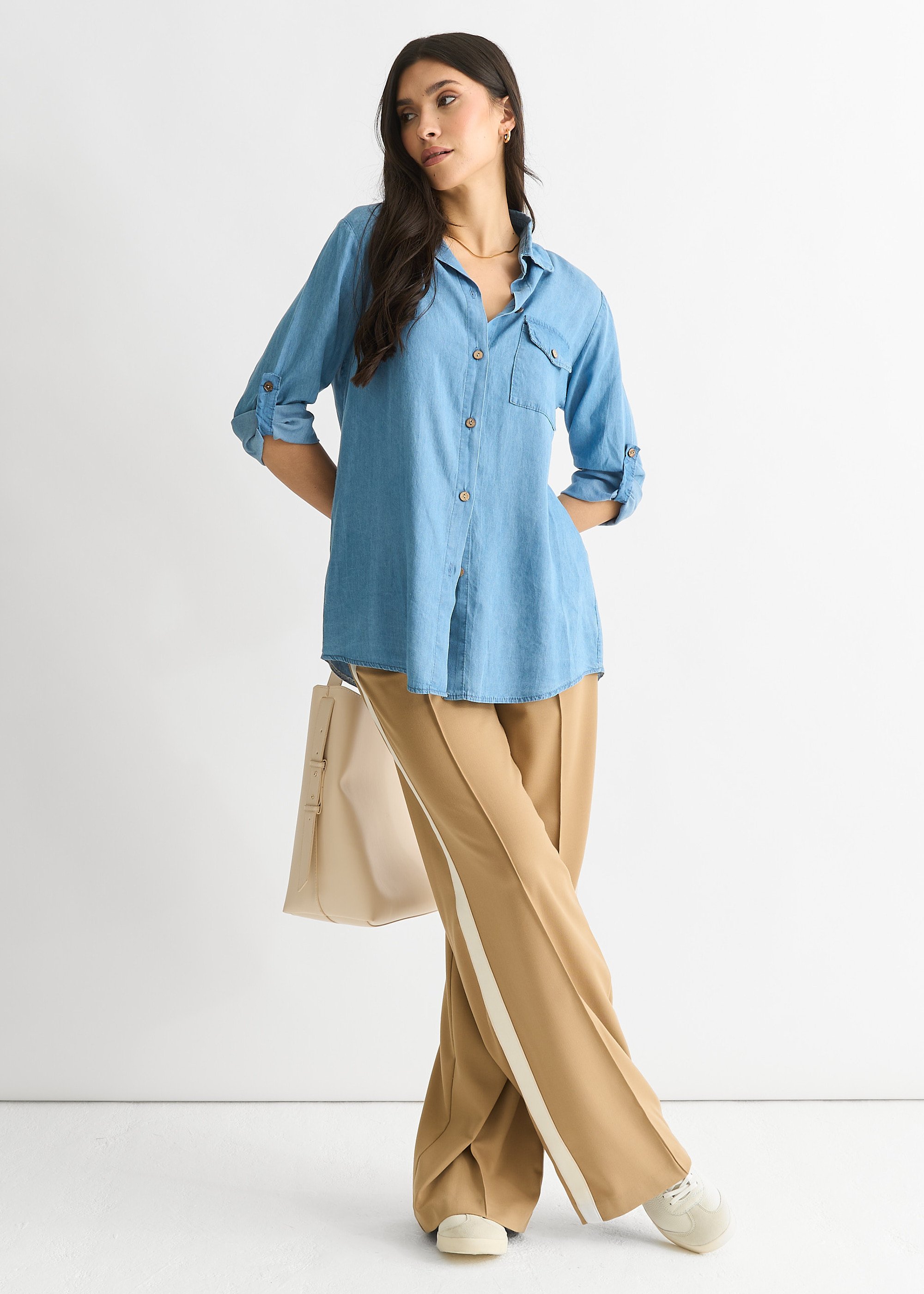 Dunkelblaues Hemd im Denim-Look mit aufgerollten Ärmeln