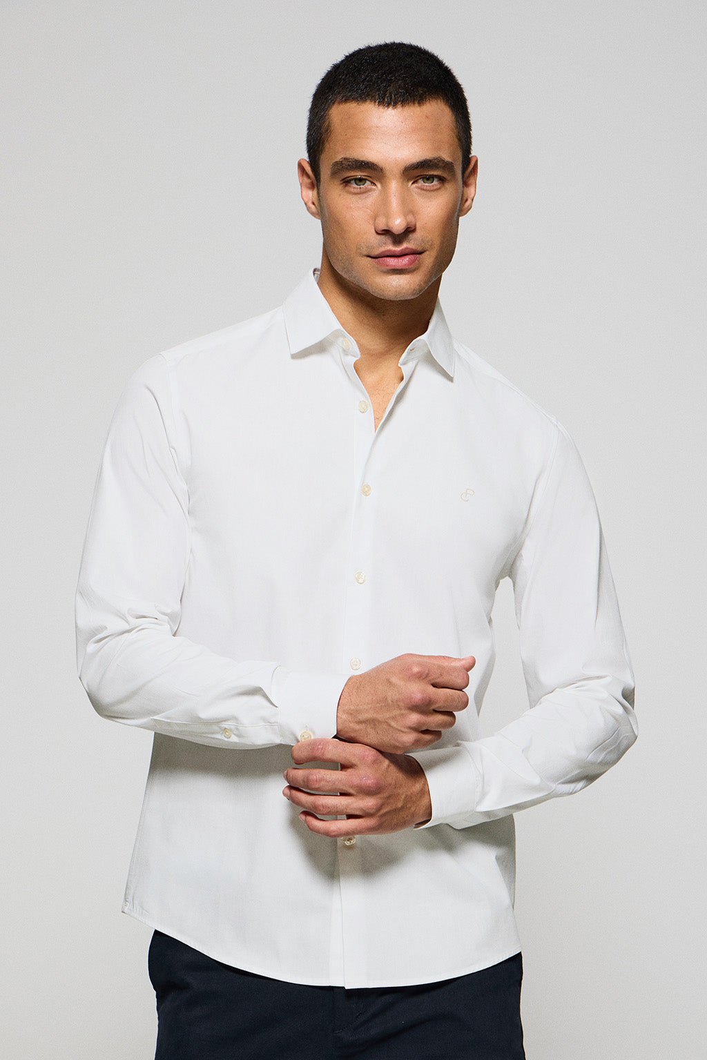 Hemd Slim Fit weiß aus Popeline mit gesticktem Monogramm