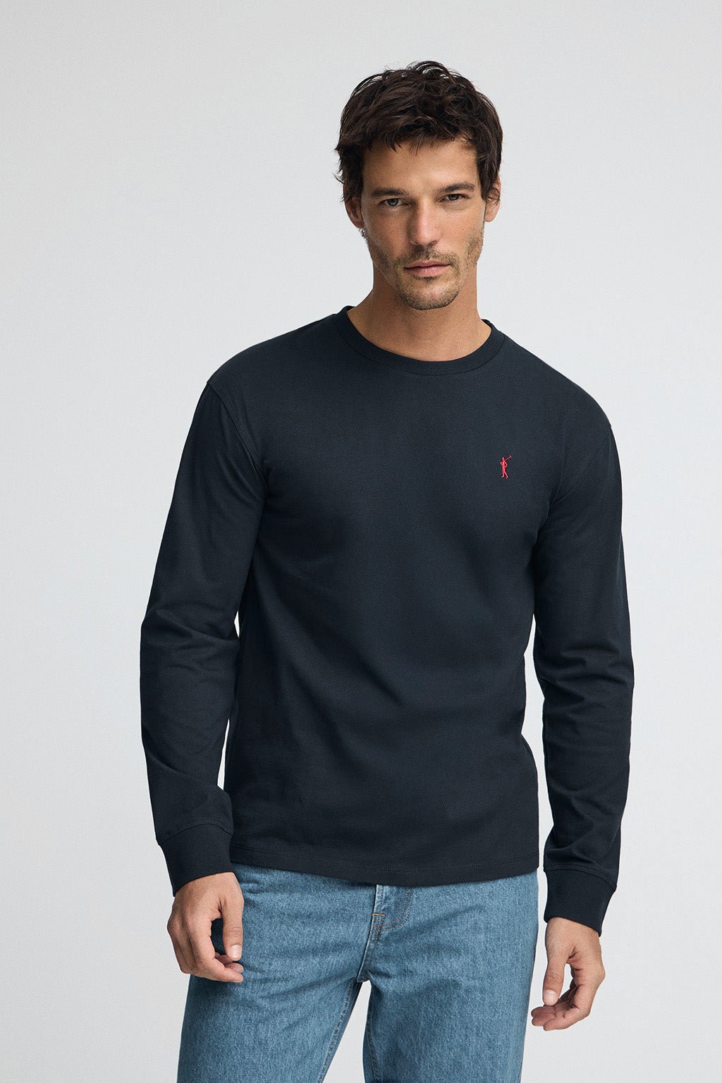 T-Shirt marineblau mit langen Ärmeln und gesticktem Rigby Go-Logo.