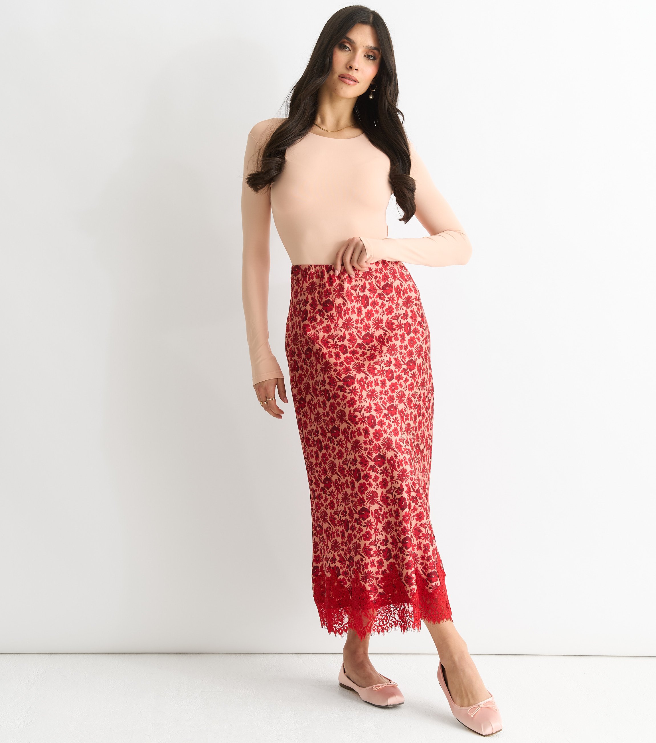 Roter geblümter Midirock mit Spitzenbesatz