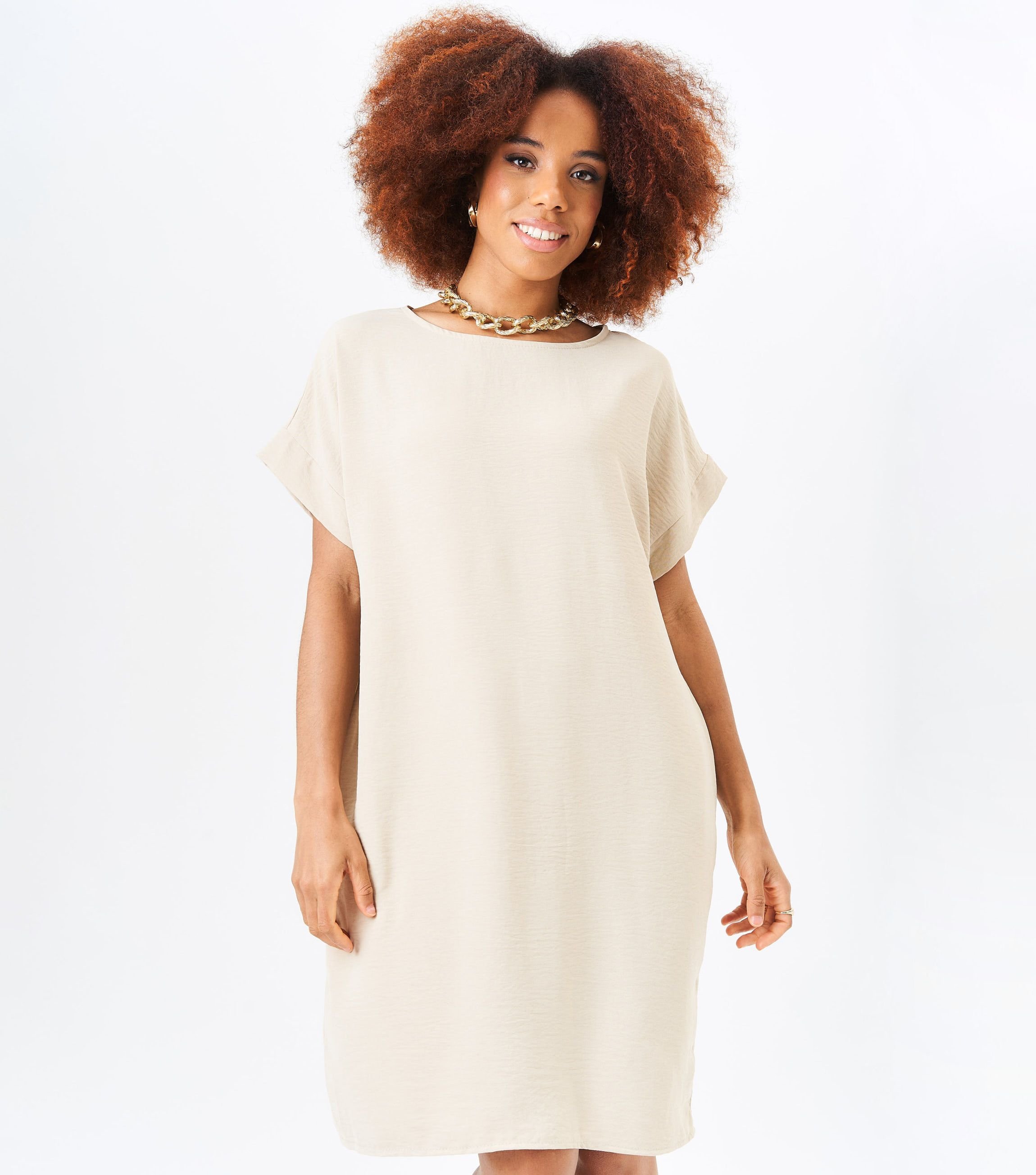 Beige Kleid mit halben Ärmeln und übergroßen Taschen