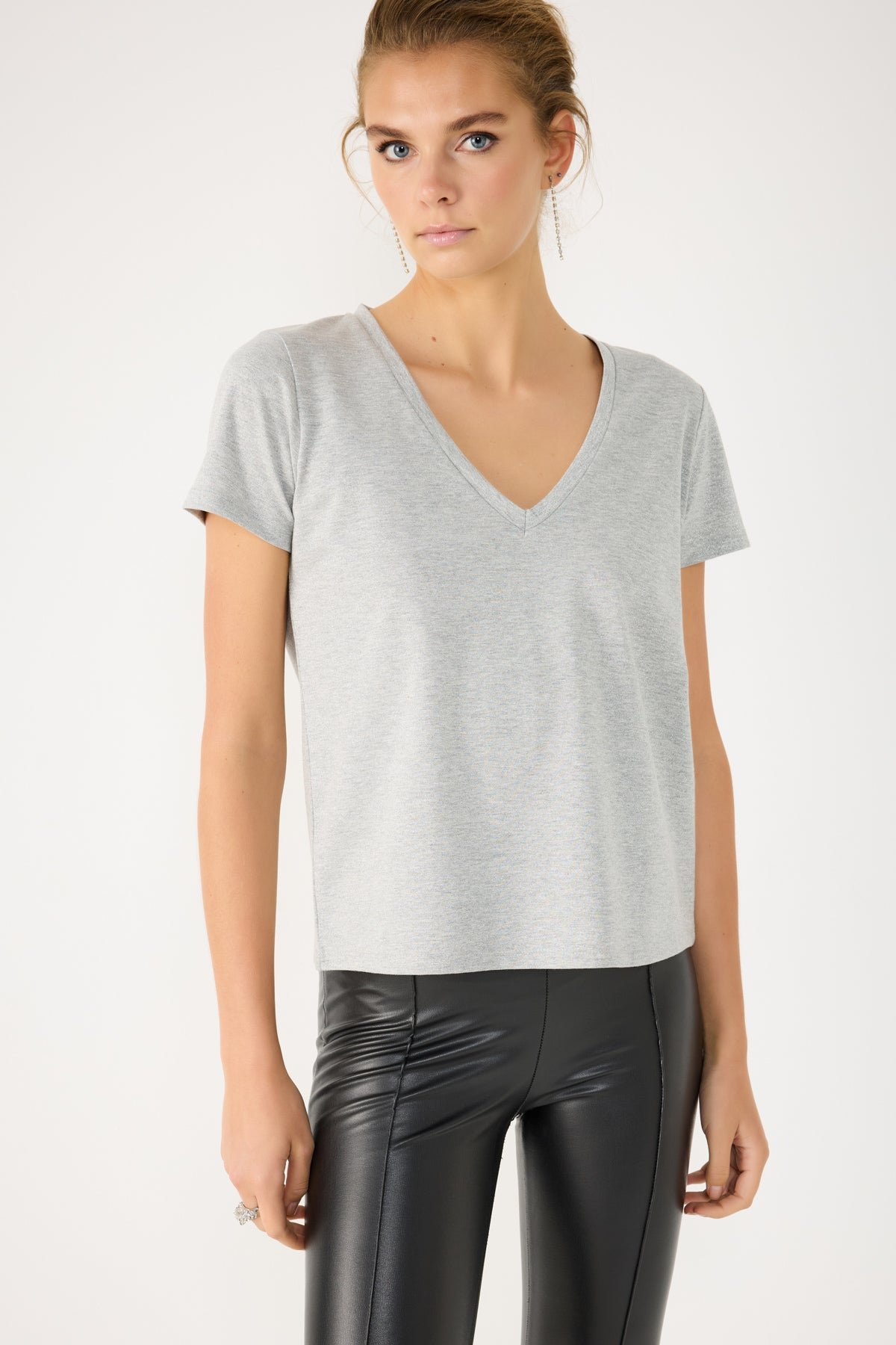 Glänzendes Basic-T-Shirt mit V-Ausschnitt