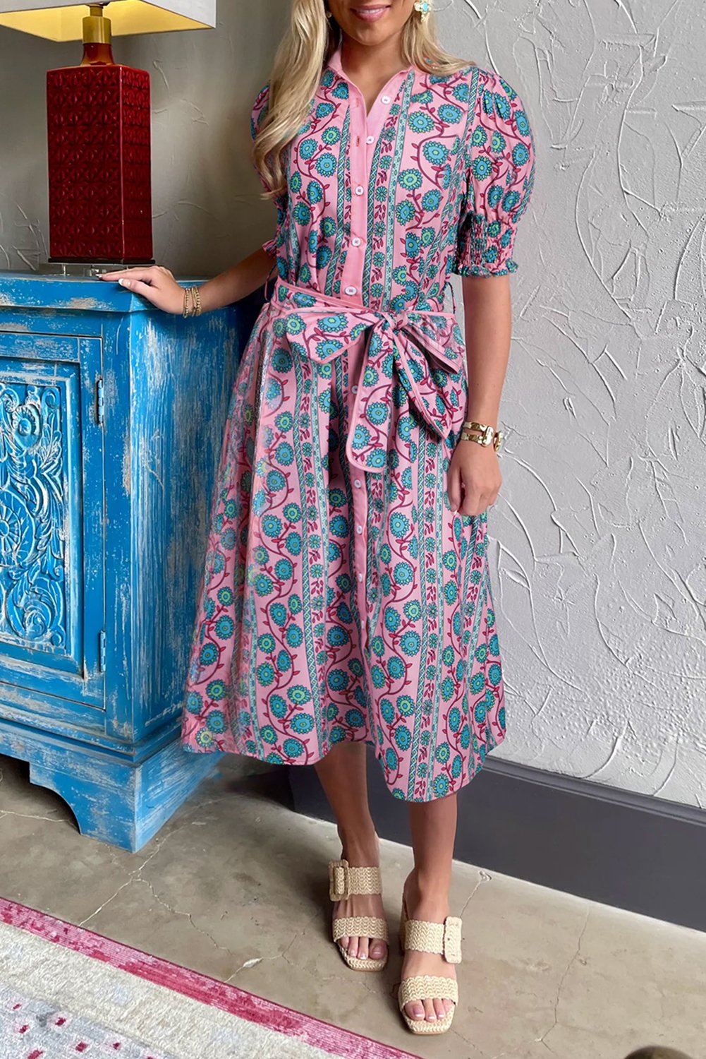 Thumbnail - Rosa Blumen Rüschenausschnitt Puffärmel Knopfleiste Midi-Kleid mit Gürtelschlaufe