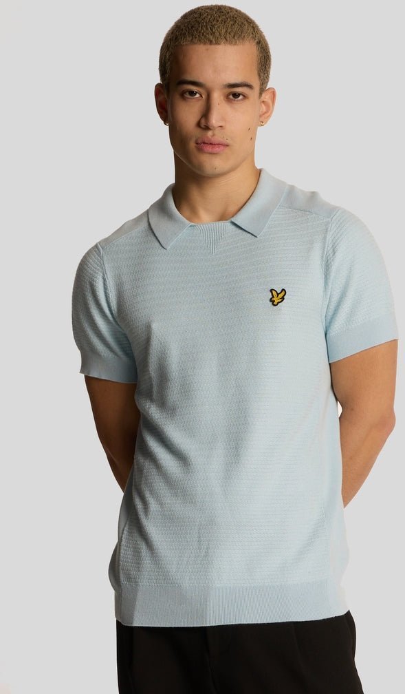 Lyle & Scott – Strick-Poloshirt mit Fischgrätenmuster – Hellblau