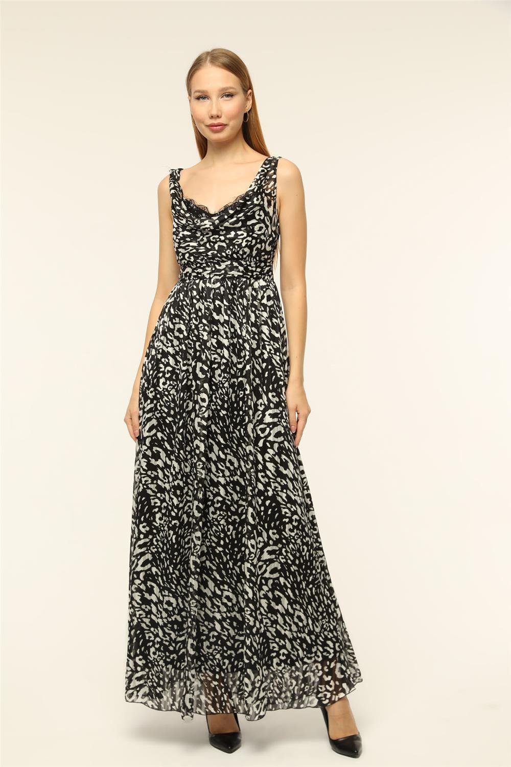 Fließendes Yaka Maxikleid