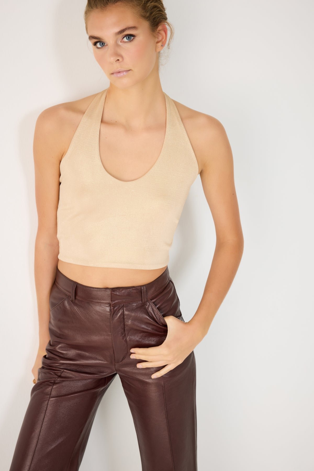 Glitzerndes Neckholder-Top mit glänzendem kurzem Schnitt