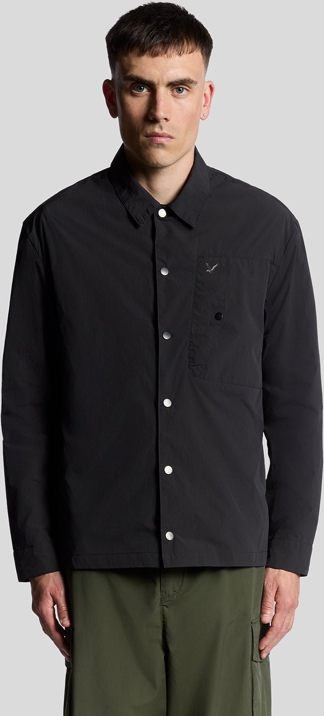 Lyle & Scott Crinkle-Nylon-Overshirt mit Tasche – Schwarz