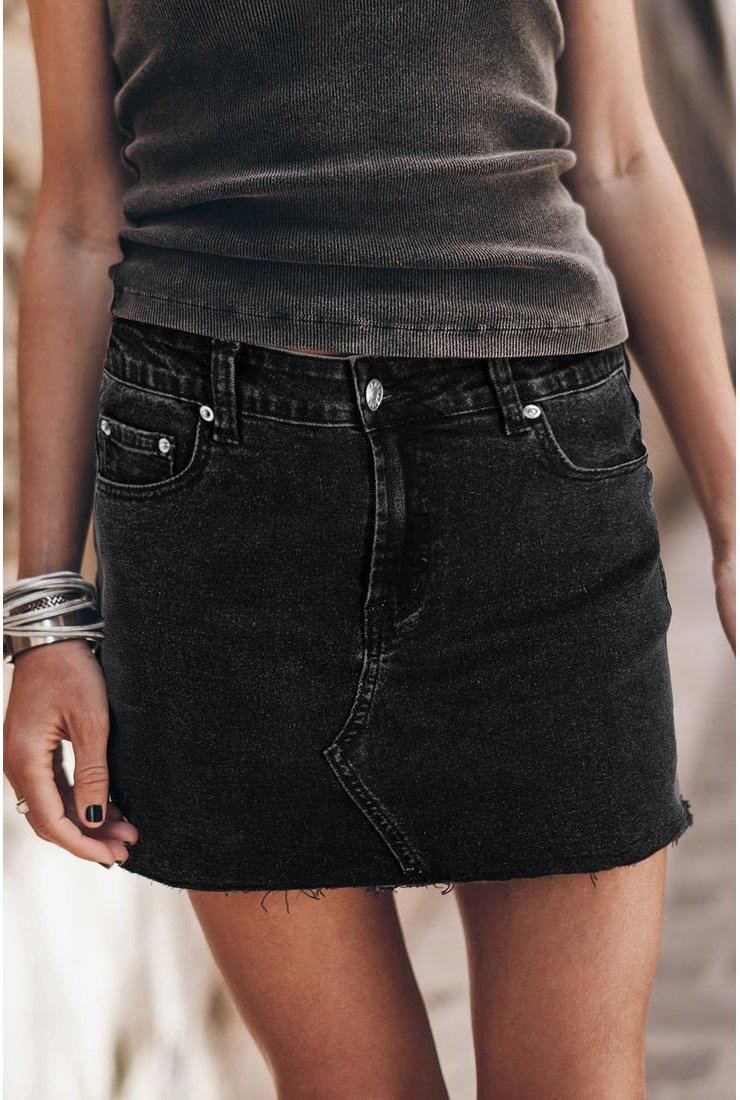 Thumbnail - Minirock aus geknopftem Denim mit ausgefranstem Saum und Taschen