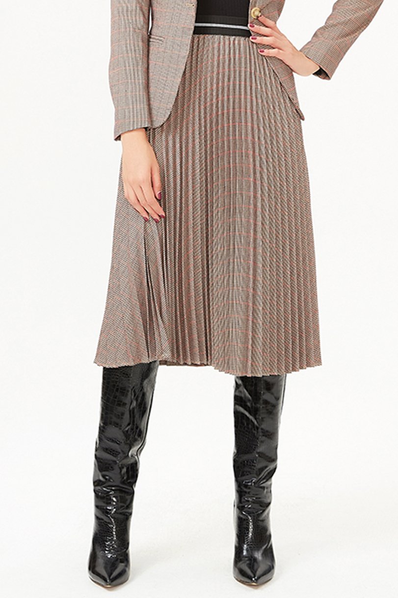 Faltenrock und kontrastierende elastische Taille