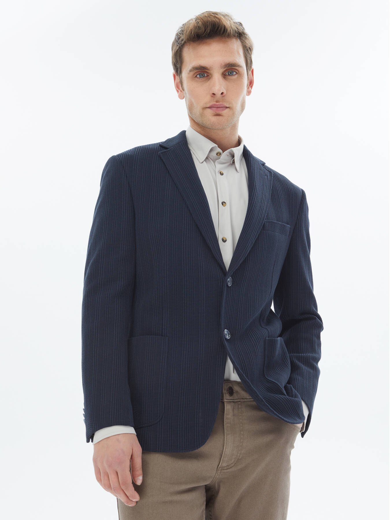 Gemusterte, modern geschnittene Strickjacke