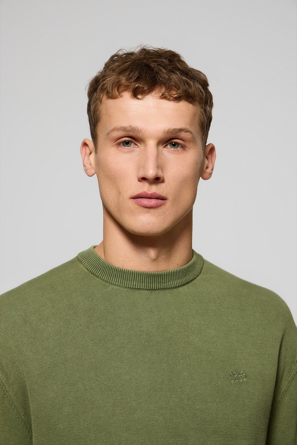 Pullover hellgrün Garment Dye mit Rundkragen und Logo-Stickerei