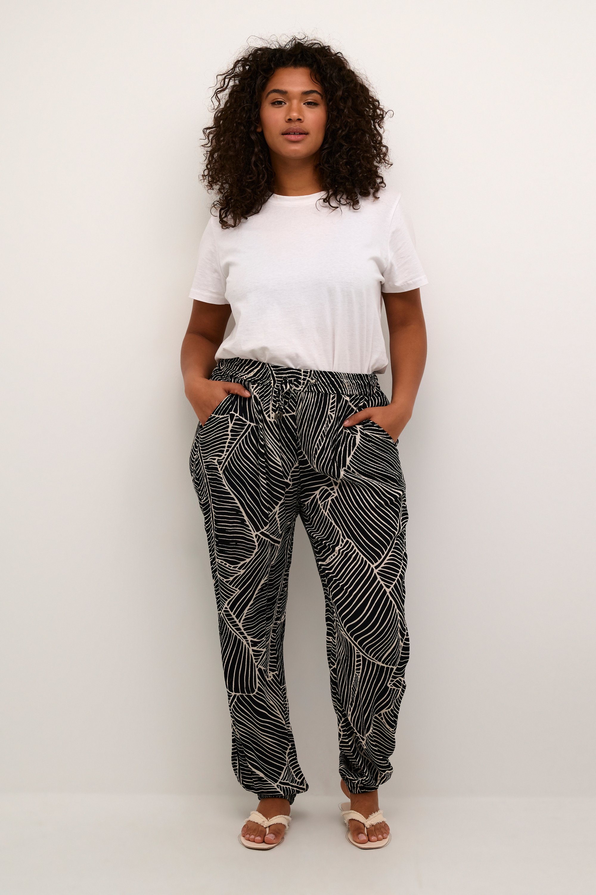 Casual Hose Loose fit Black/Turtledove Leaf Print black