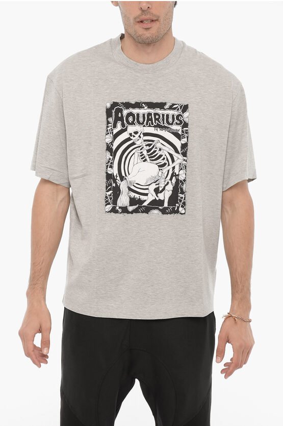 Bedrucktes AQUARIUS THE HUMANITARIAN T-Shirt mit Rundhalsausschnitt in Grau