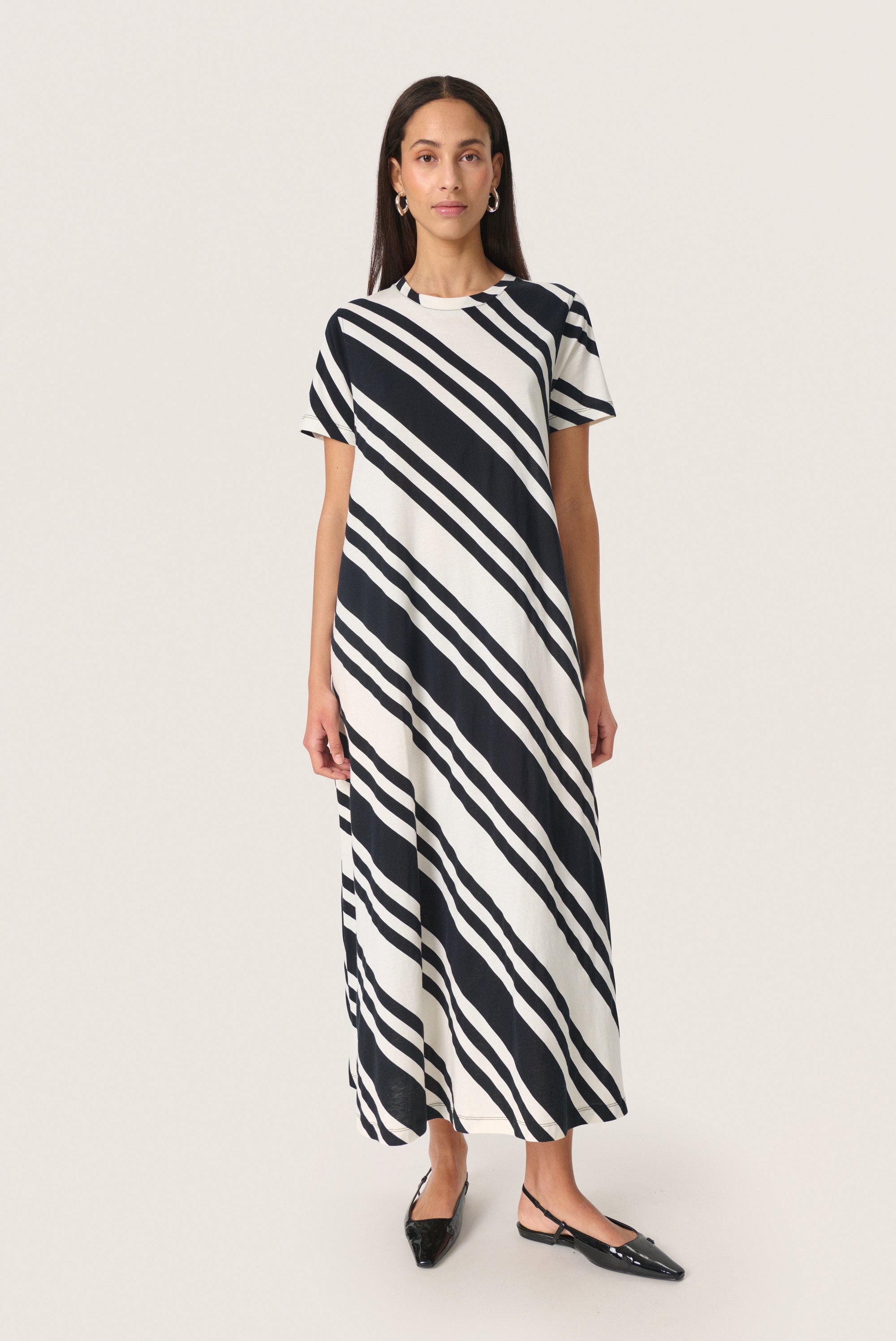 Jerseykleid Lockere Passform White and Black Diagonal white black