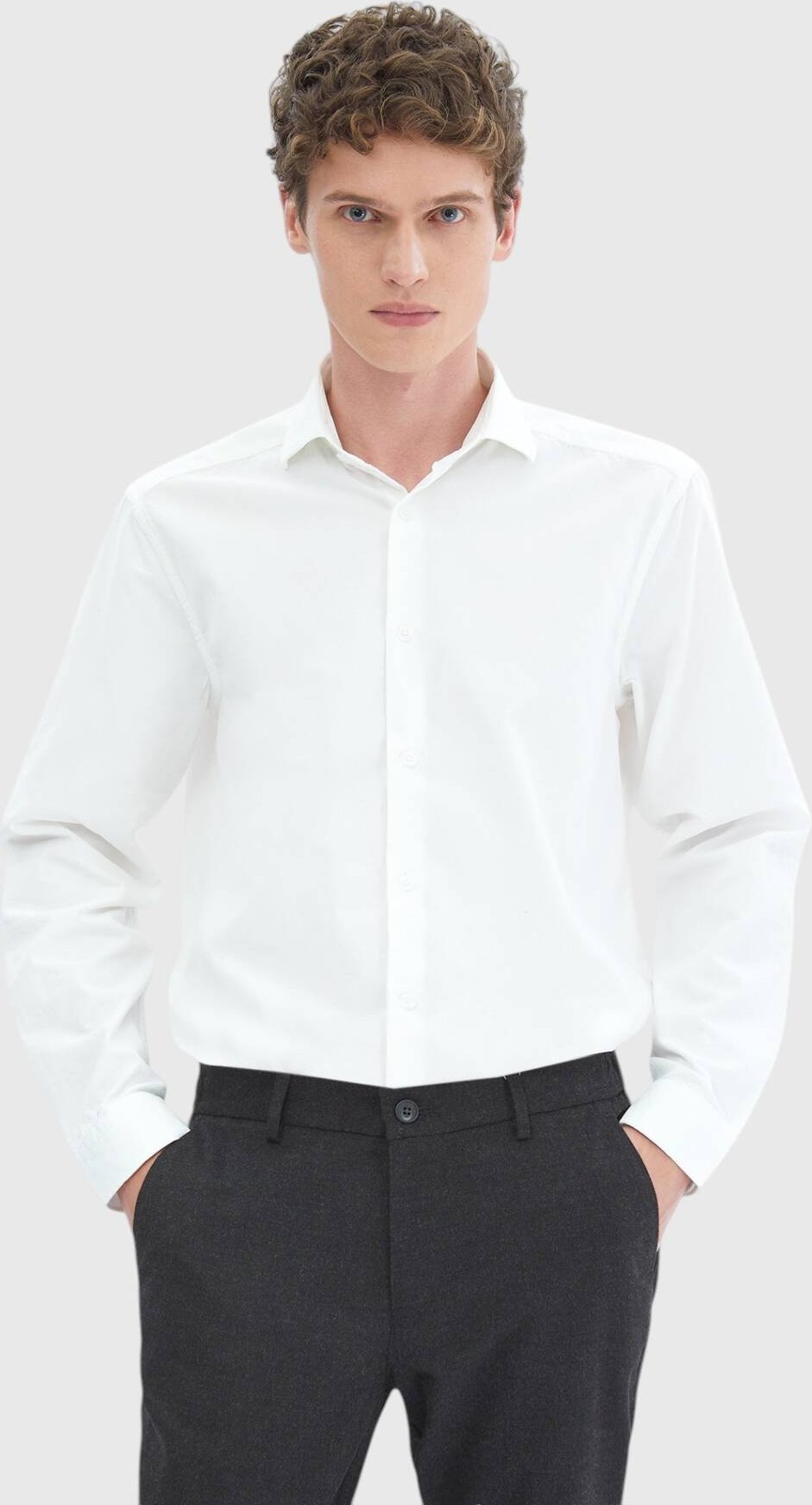 Schlichtes, lässig geschnittenes, gewebtes Alltagshemd aus 100 % Baumwolle