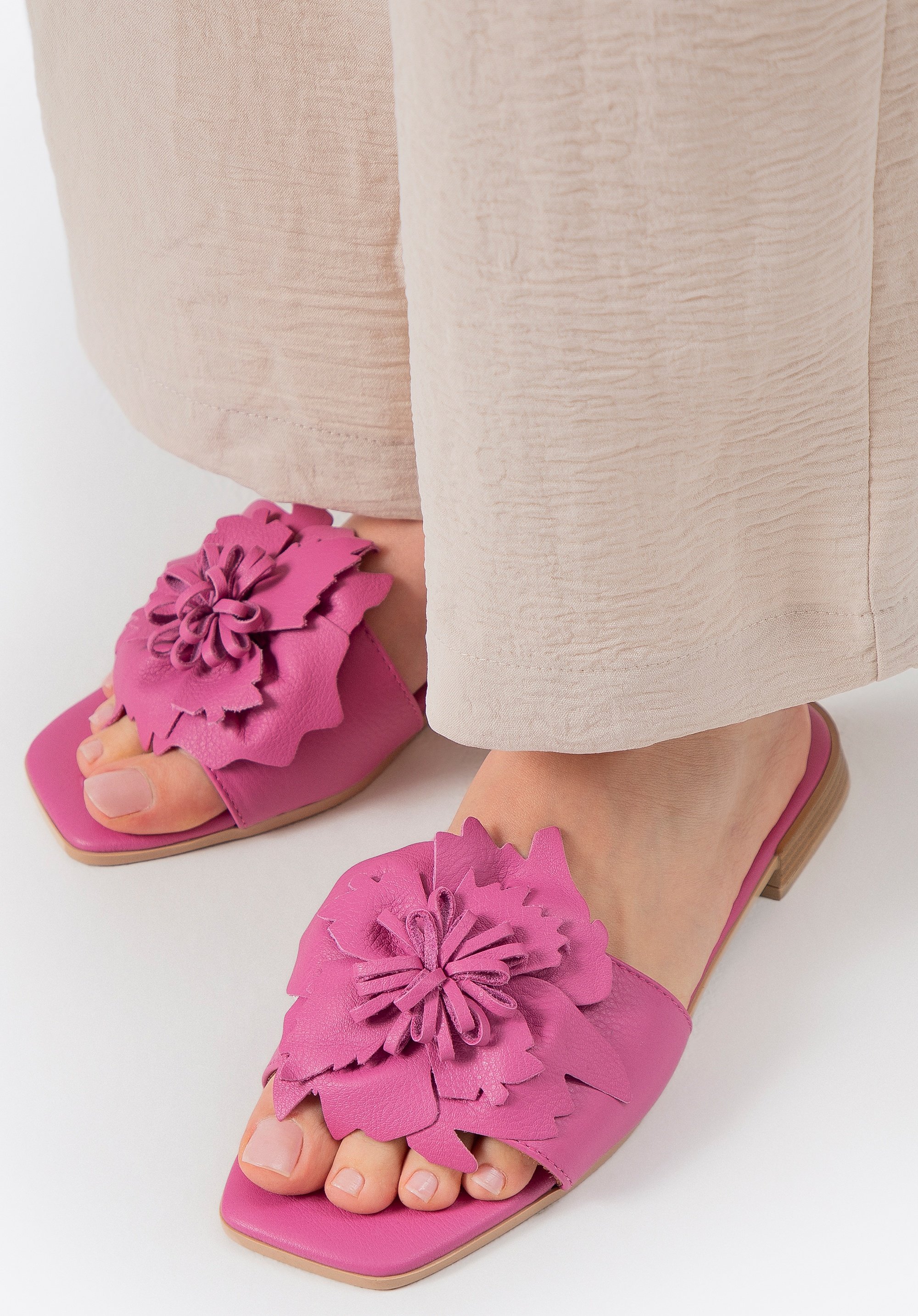 Wittchen Damen-Flip-Flops aus Leder mit dekorativen rosa Blumen, Naturleder