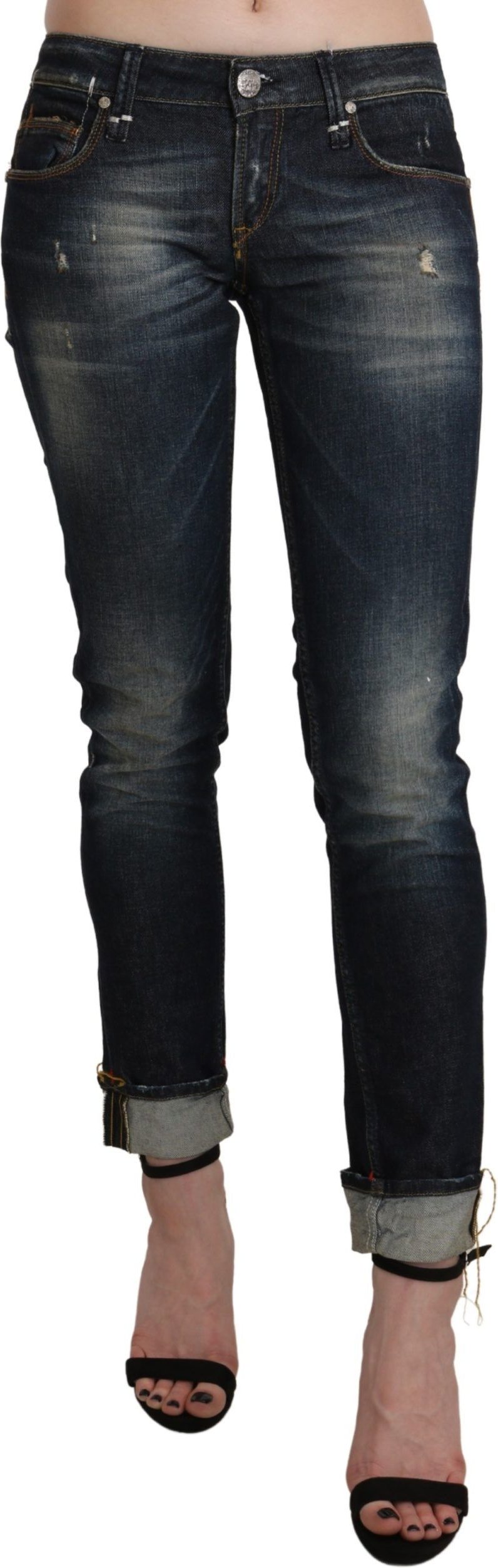 Acht Skinny Jeans mit distressed Details