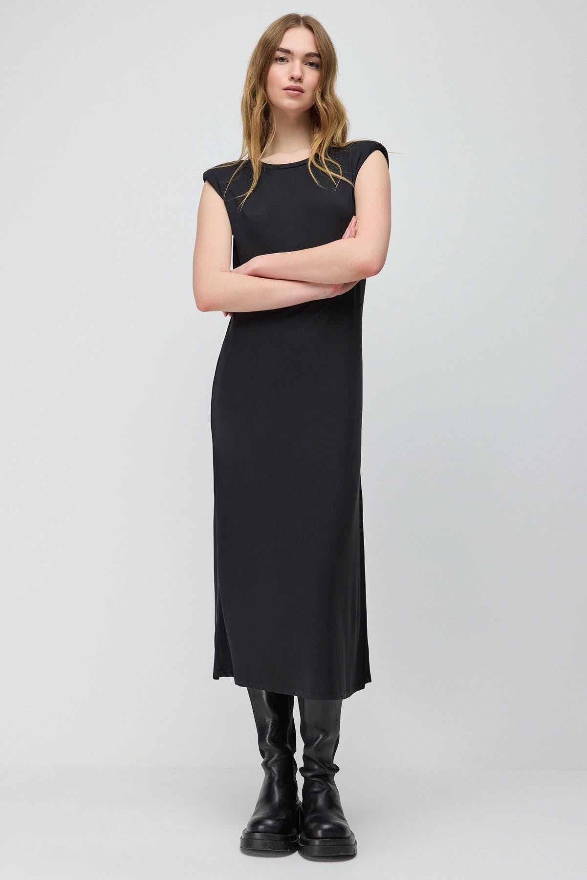 Thumbnail - Midilanges, gepolstertes Kleid mit Seitenschlitz