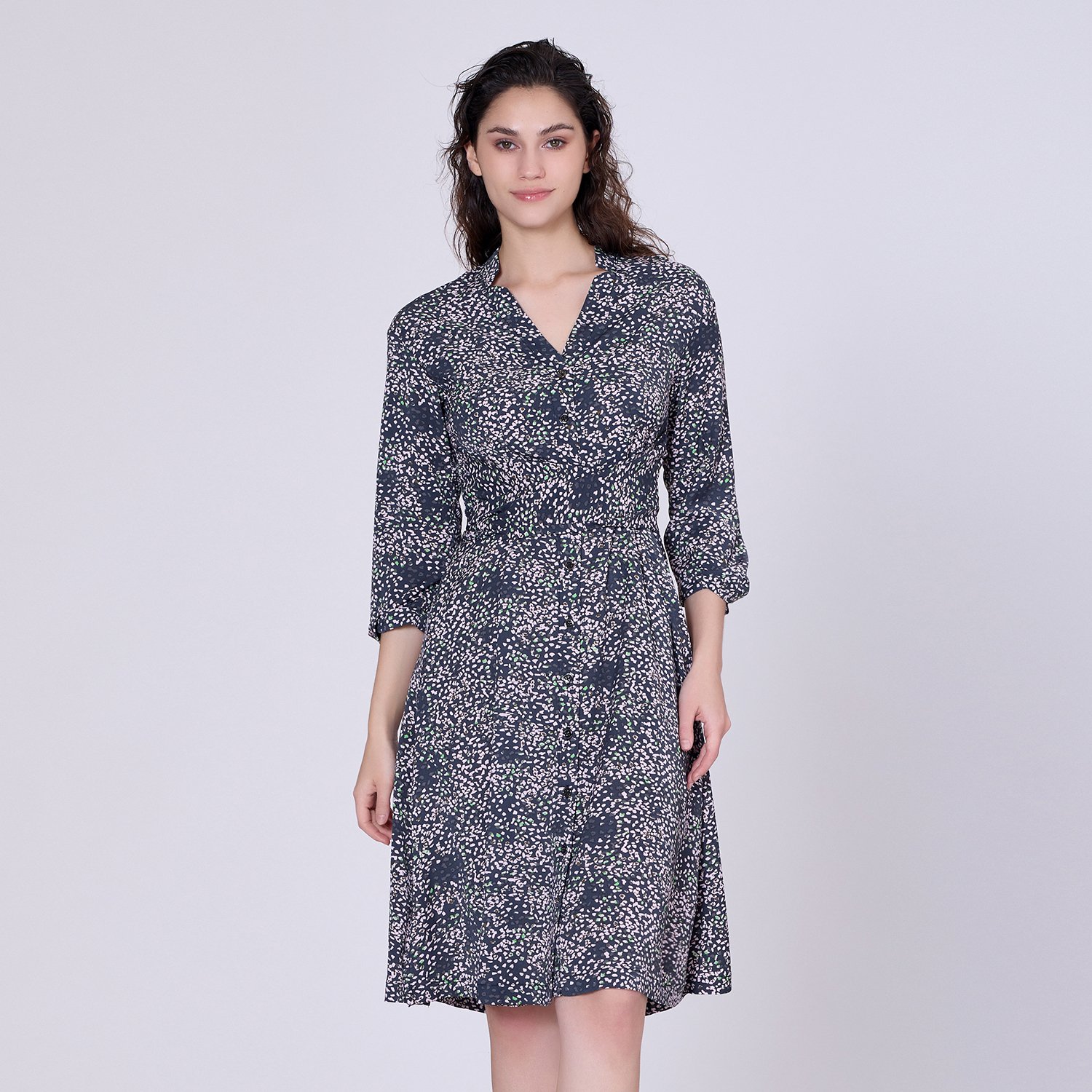 Minimalistisches bedrucktes Teekleid und 3/4-Ärmel