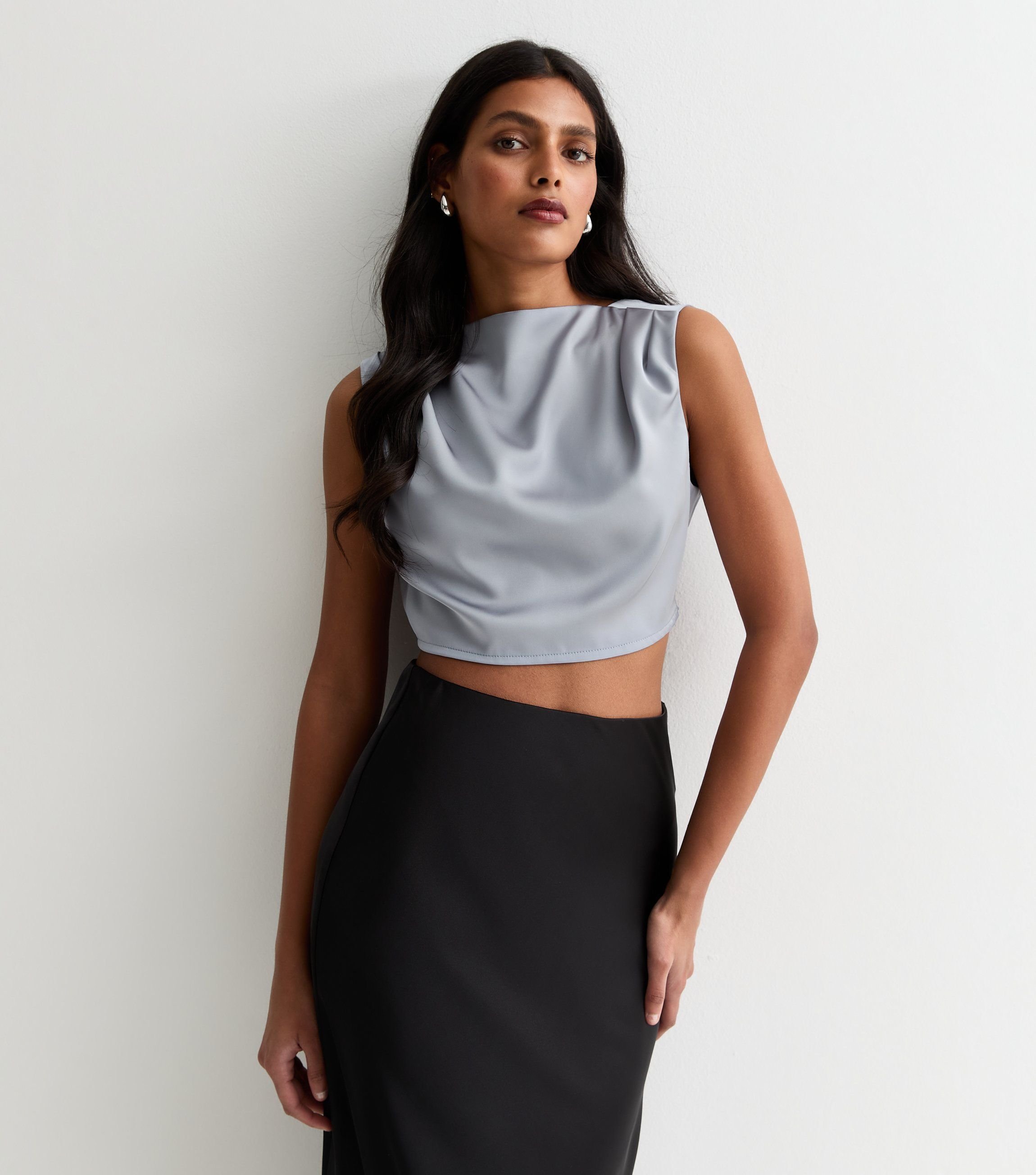 Silbernes ärmelloses Satin-Top mit hohem Ausschnitt