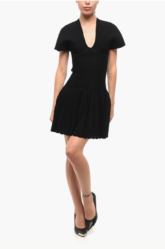 Kurzärmliges Plisseekleid in Schwarz