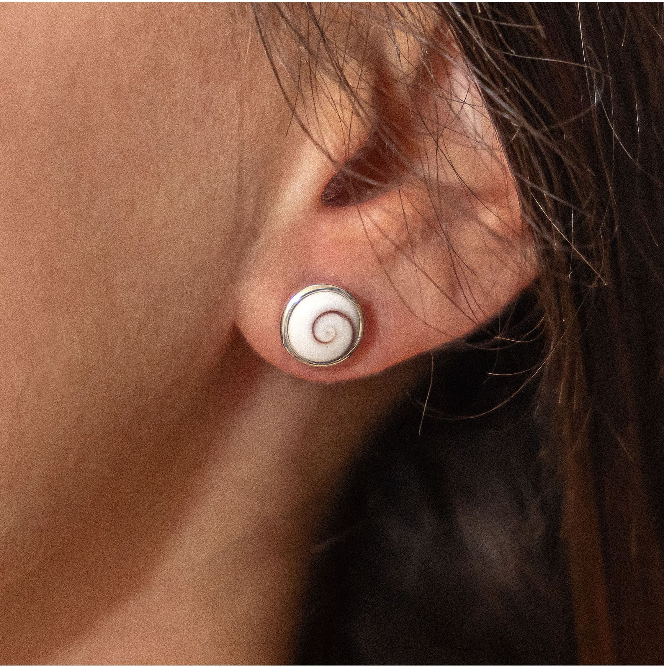 Zeeme Pearls Ohrringe Silber 925 mit weißer Muschel 9mm