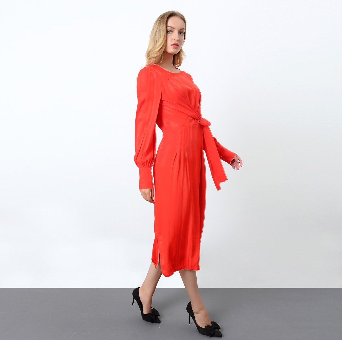 Drapiertes Kleid mit langen Ärmeln und Schnur an der Seite