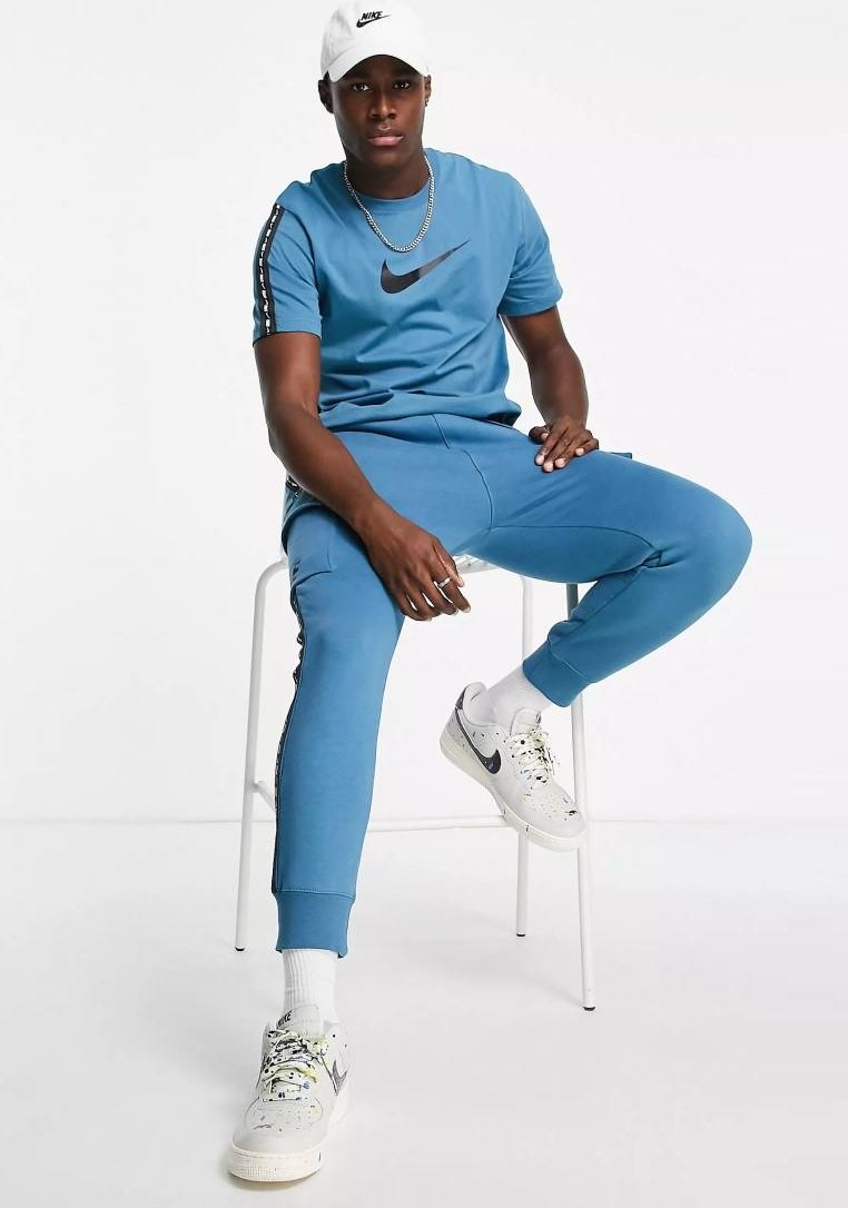 Nike Sportswear Repeat T Shirt Club in sturmblau