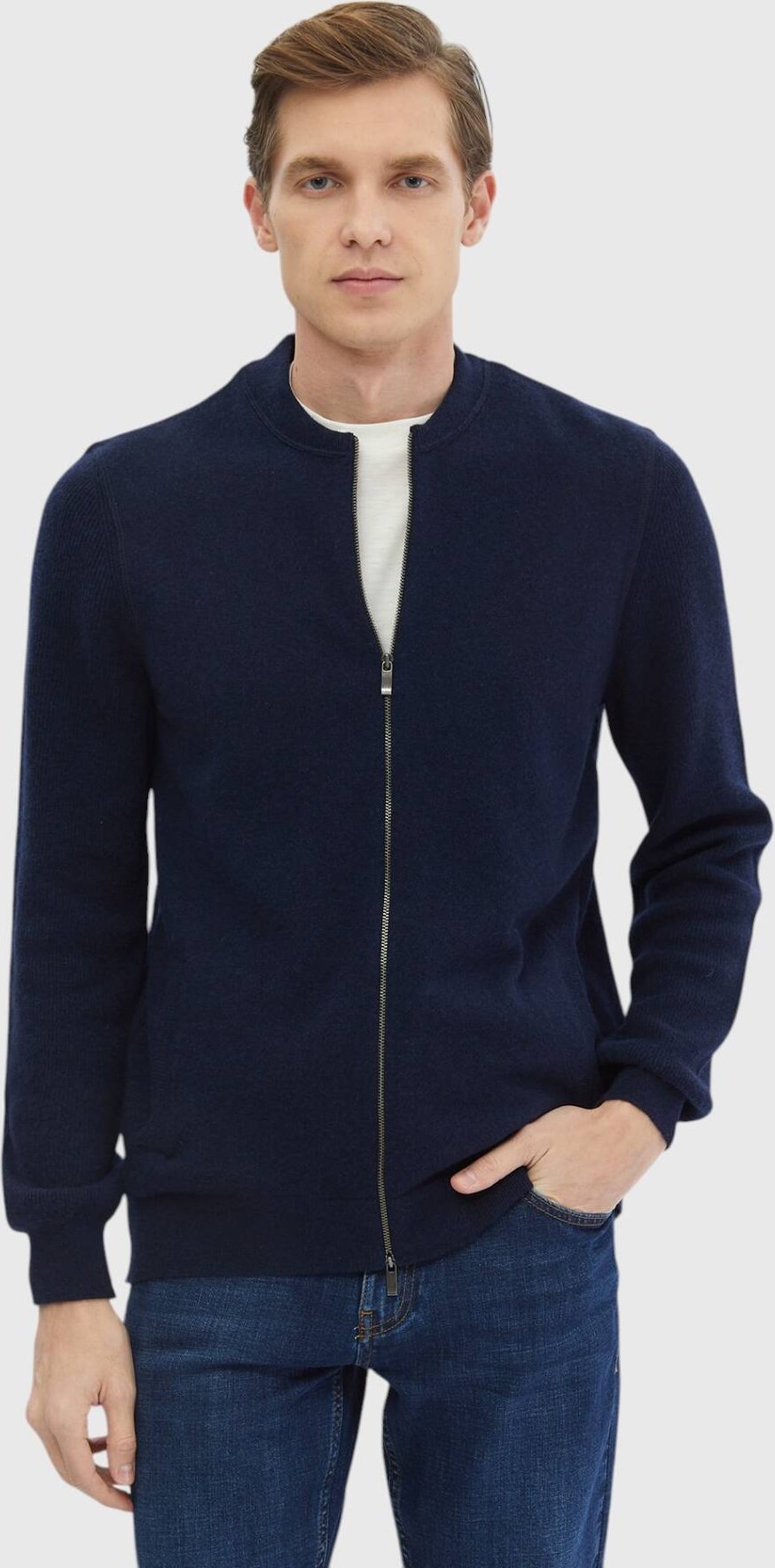 Einfarbiger, gestrickter Cardigan aus 100 % Wolle mit m-Kragen