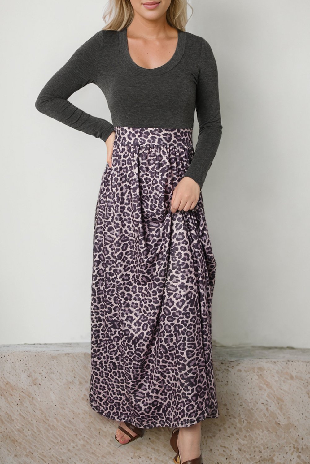 Schwarzes langärmeliges eng anliegendes Leoparden-Maxikleid