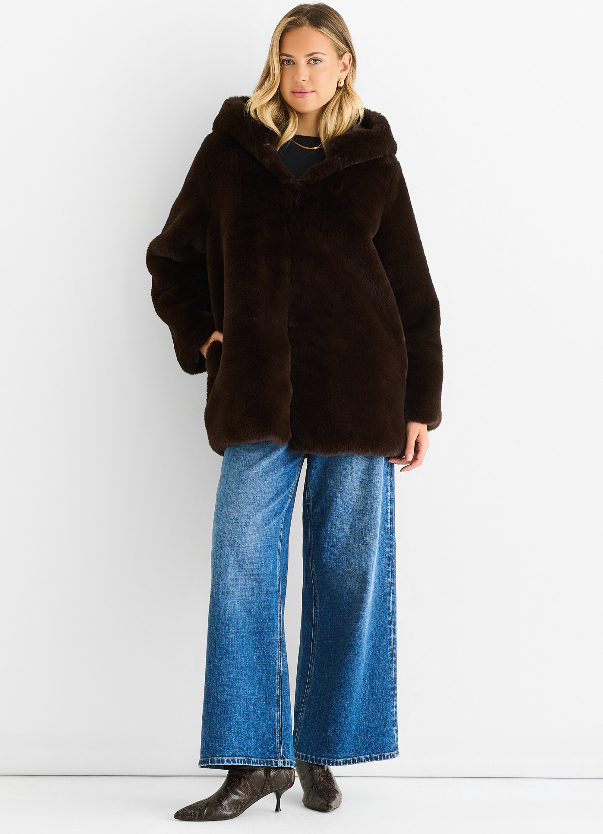 Langärmelige Kunstpelzjacke mit Kapuze aus Schokolade