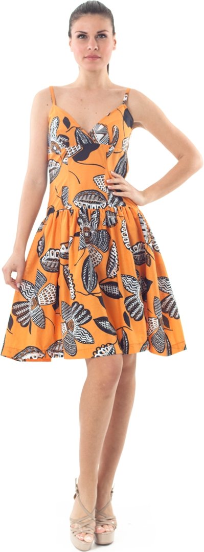Kleid mit weitem Rock und Taillenbetonung