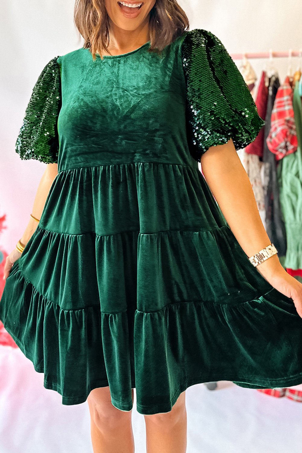 Gestuftes Kleid mit Paillettenärmel