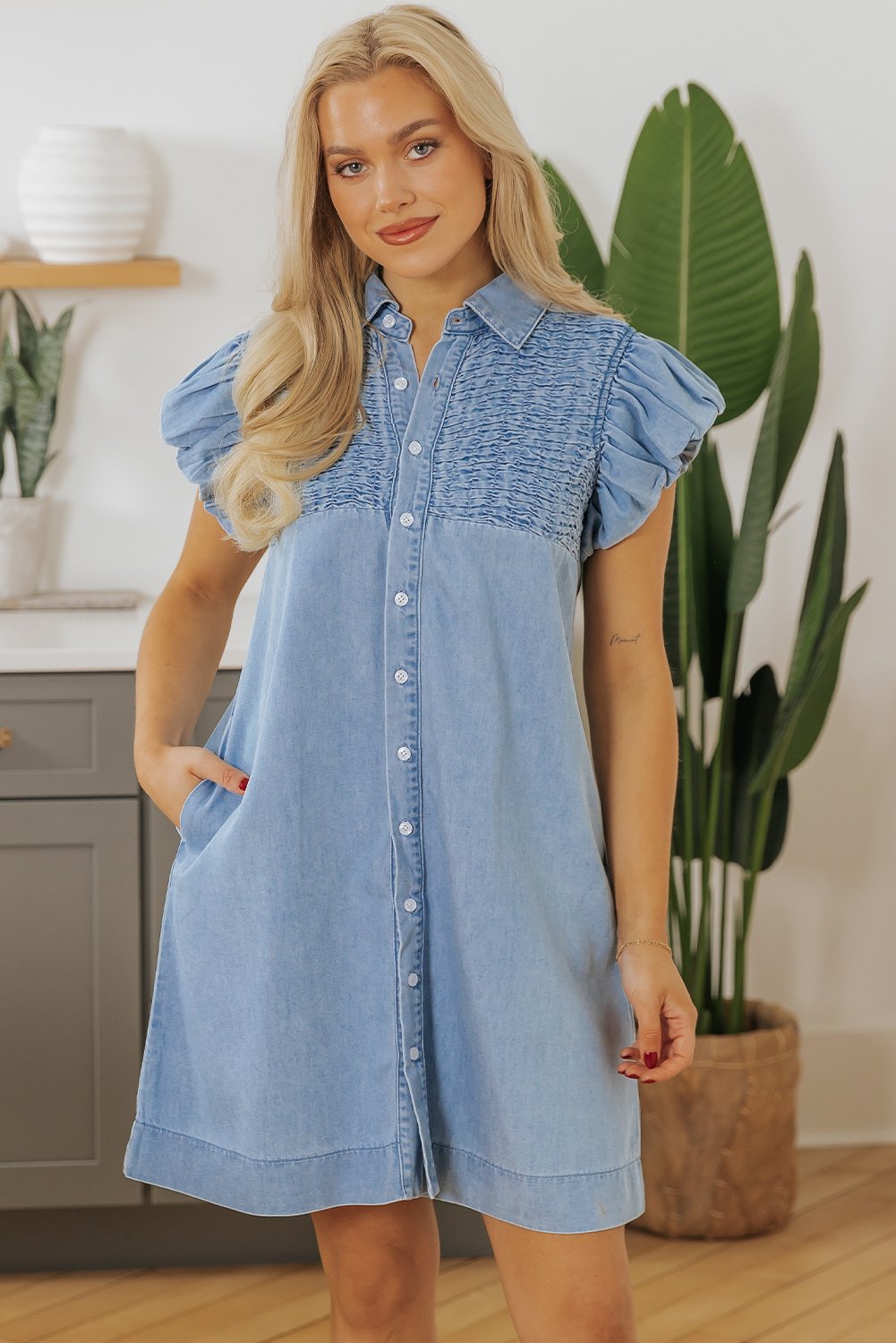 Thumbnail - Beau Blue Flatterärmel Rüschendetails Knopf-Denim-Minikleid