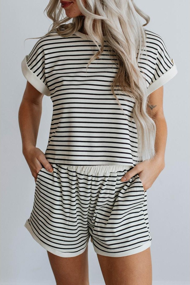 Thumbnail - T-Shirt und Shorts Set mit kontrastierendem weißen Streifen