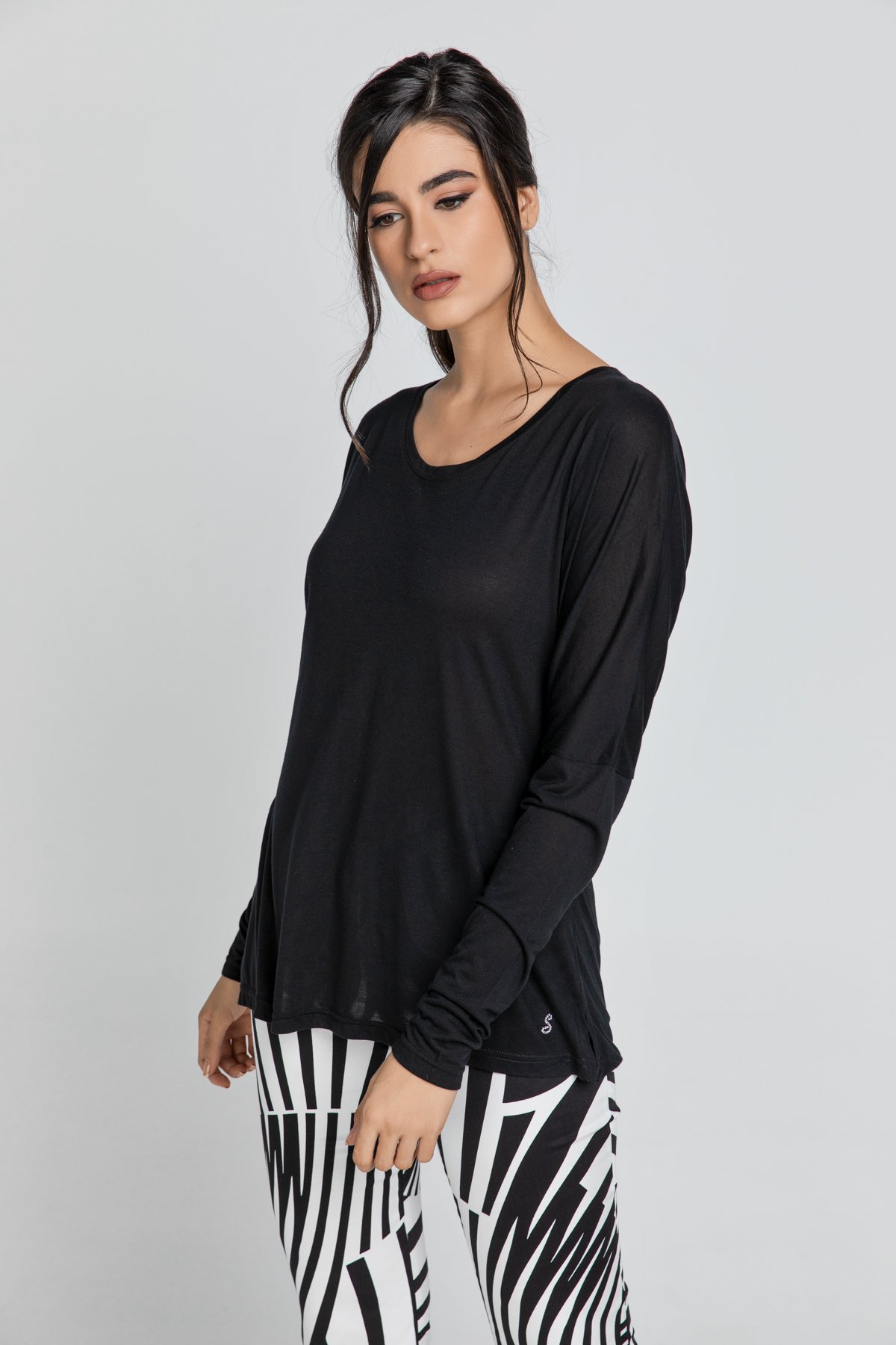 Schwarzes Top mit langen Fledermausärmeln von SWL